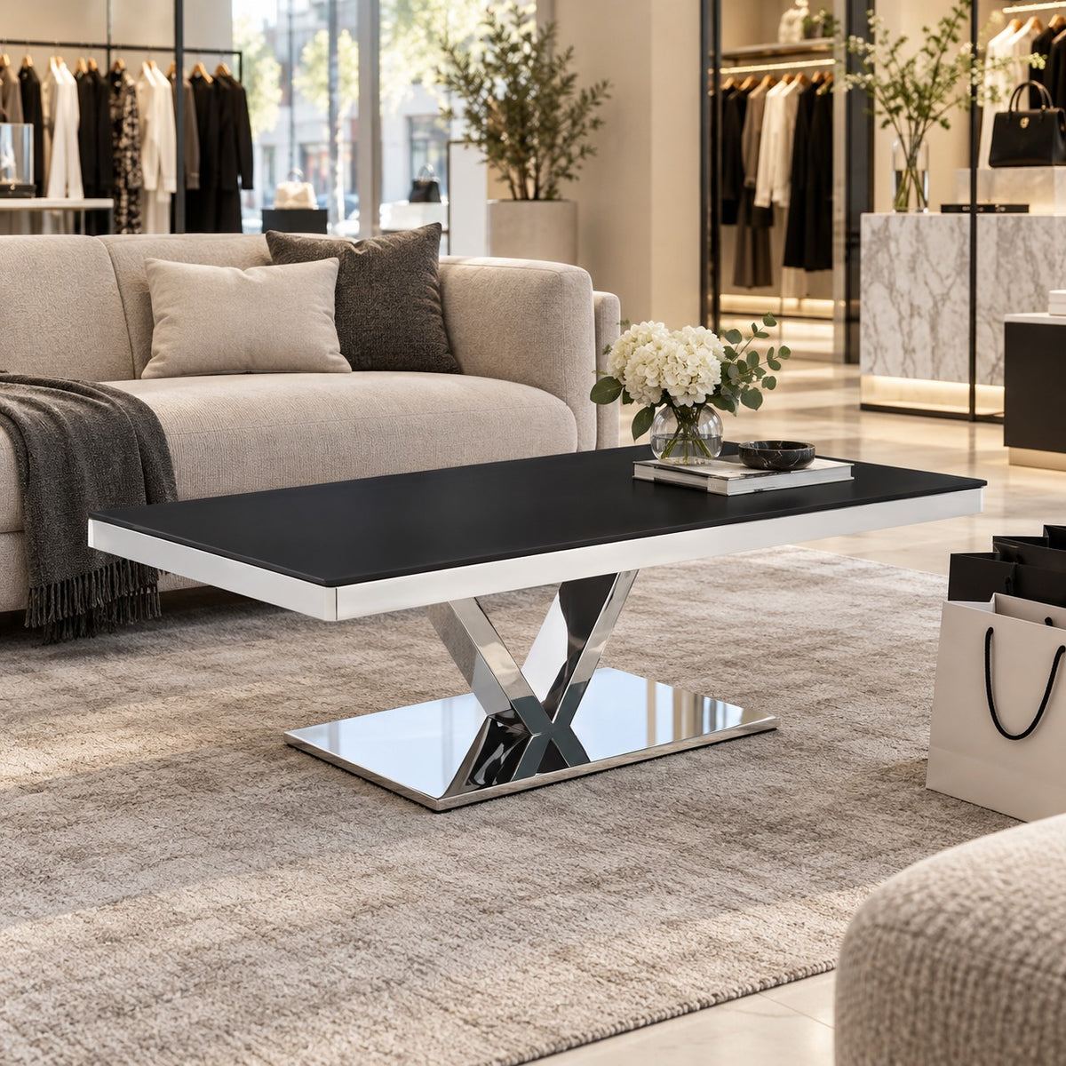 Vee Pedestal Coffee Table 使用イメージ（アパレル店）