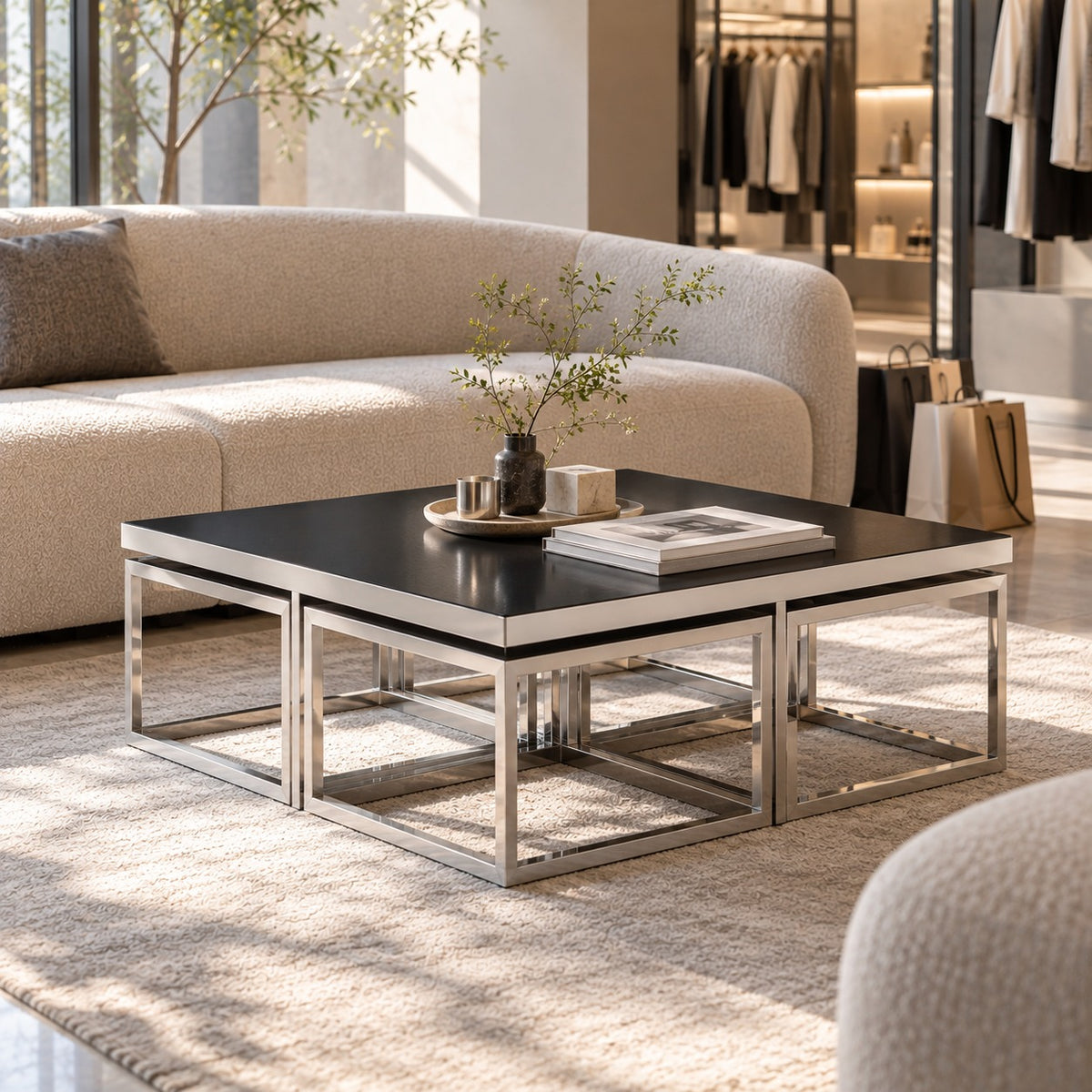 Nest Frame Coffee Table 使用イメージ（アパレル店）