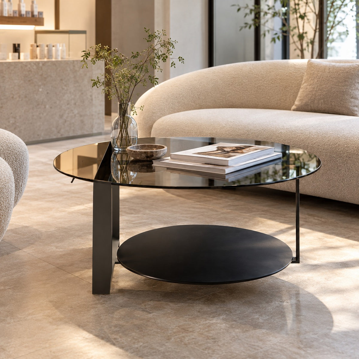 Orbit Shelf Round Coffee Table 使用イメージ（サロン）