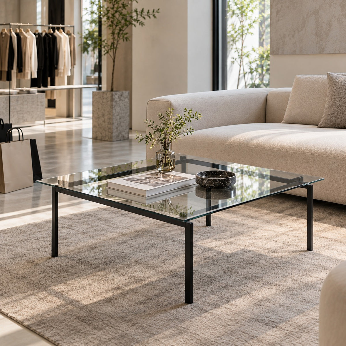 Noir Line Coffee Table 使用イメージ（アパレル店）