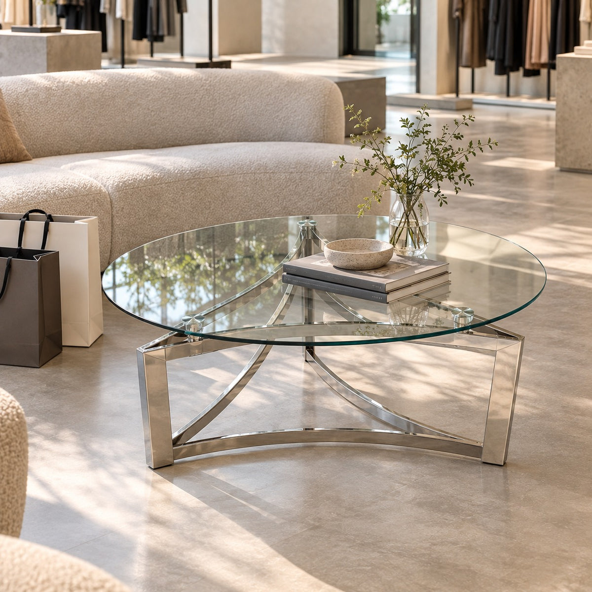Trefoil Glass Coffee Table 使用イメージ（アパレル店）