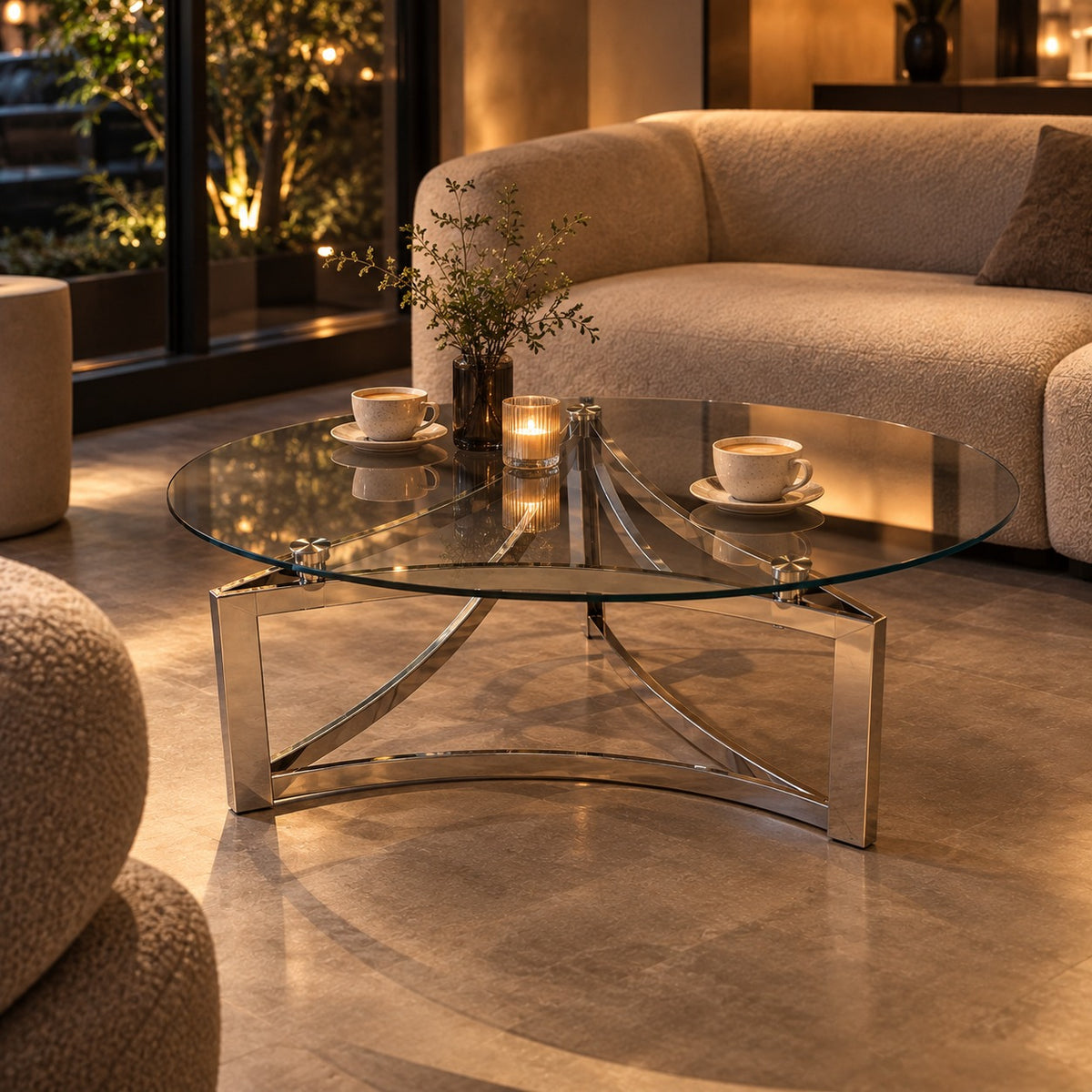 Trefoil Glass Coffee Table 使用イメージ（飲食店）