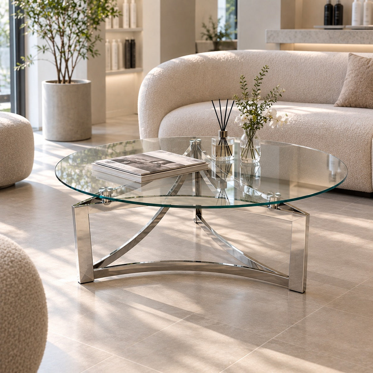 Trefoil Glass Coffee Table 使用イメージ（サロン）