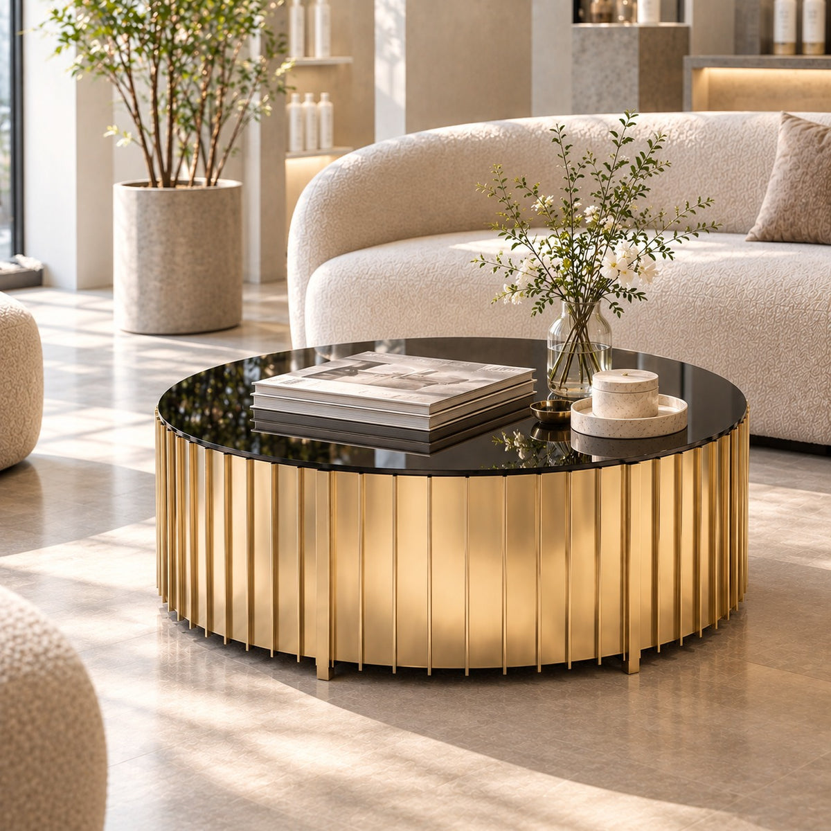 Gold Fluted Drum Coffee Table 使用イメージ（サロン）