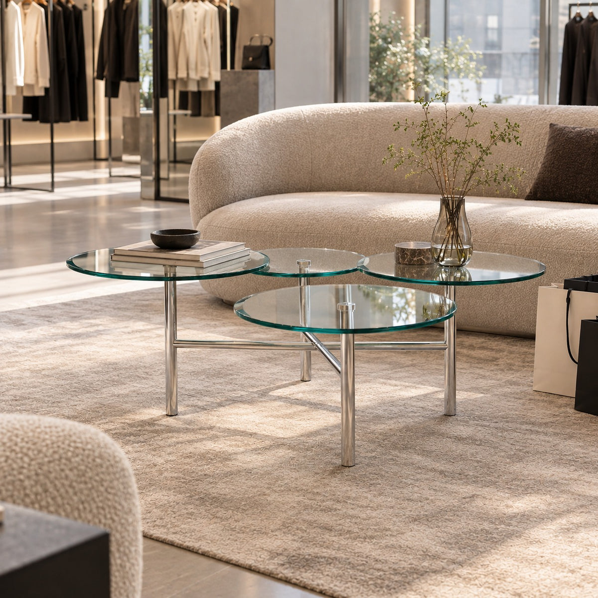 Pebble Glass Coffee Table 使用イメージ（アパレル店）