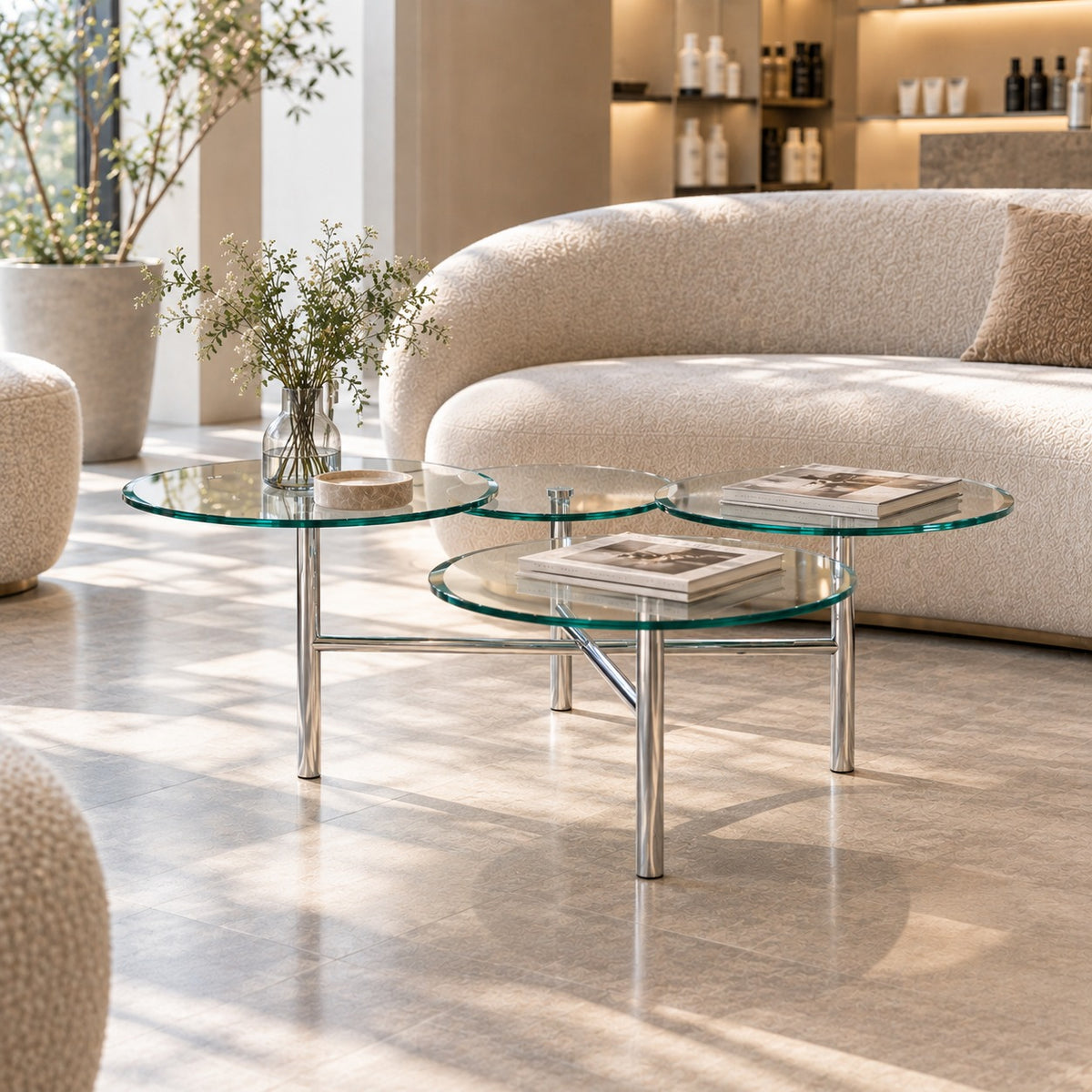 Pebble Glass Coffee Table 使用イメージ（サロン）
