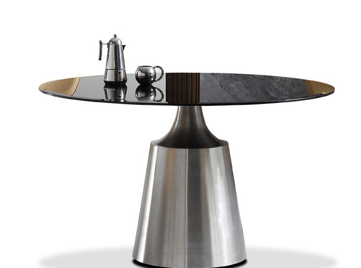 Taper Round Dining Table シーン