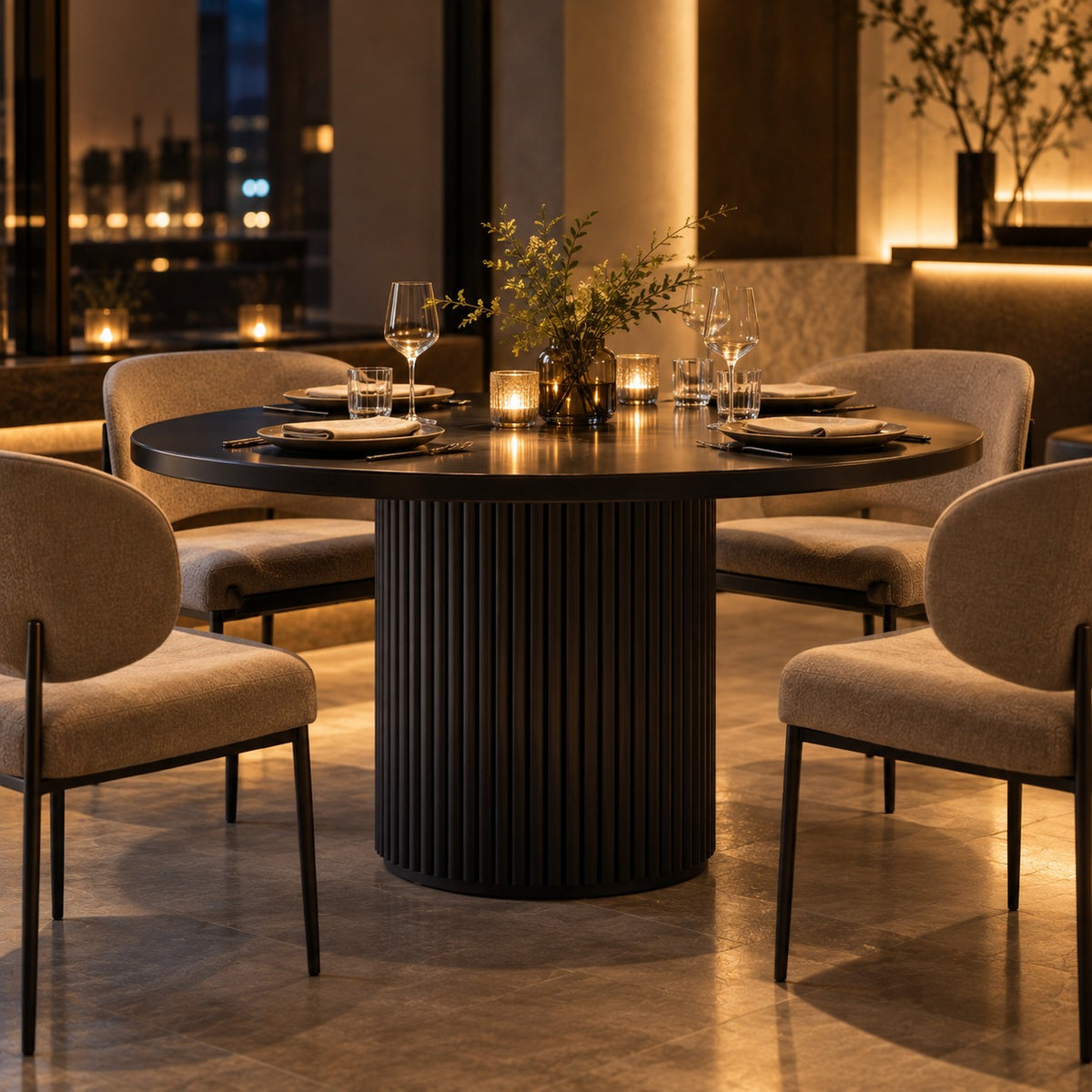 Noir Fluted Round Dining Table 使用イメージ（飲食店）