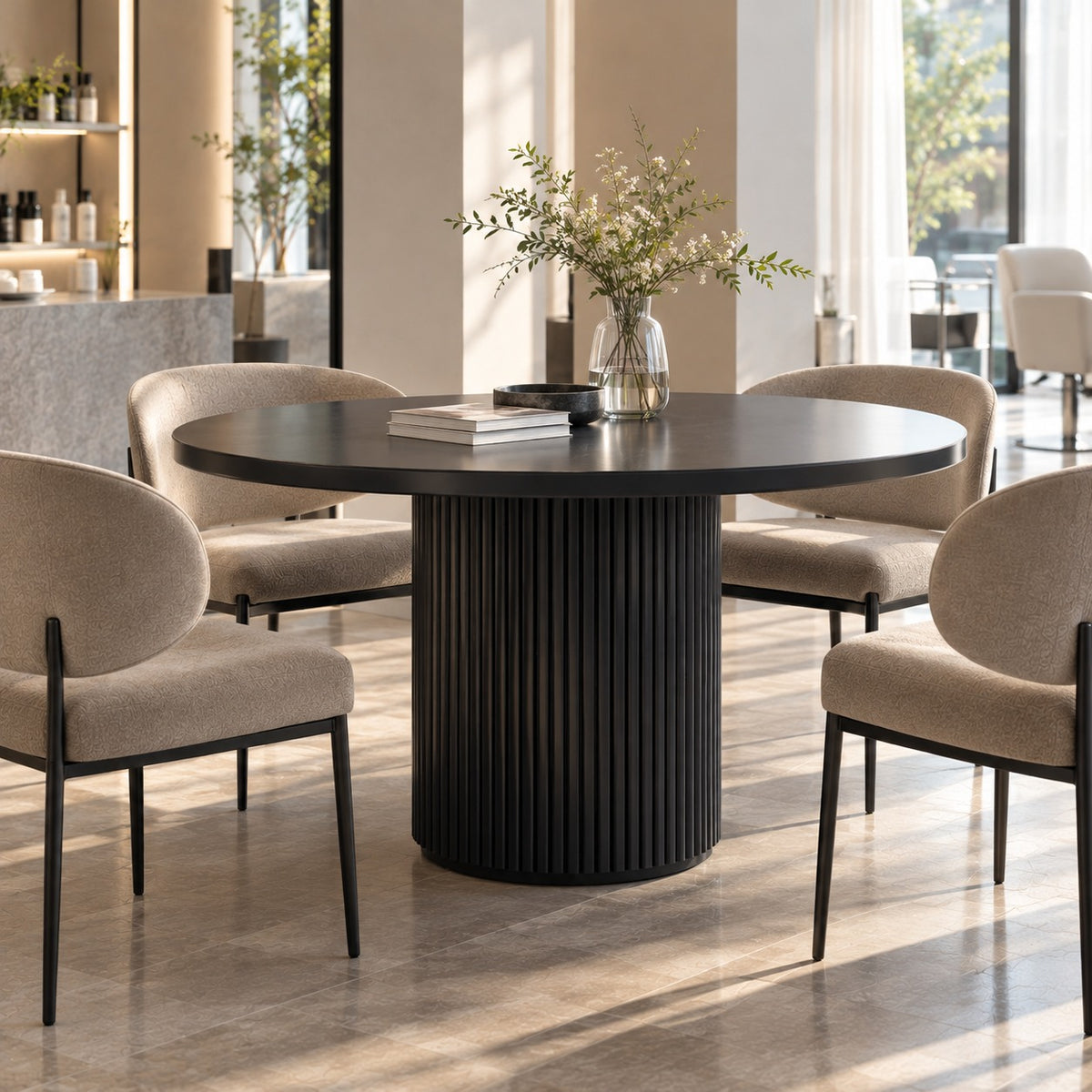 Noir Fluted Round Dining Table 使用イメージ（サロン）