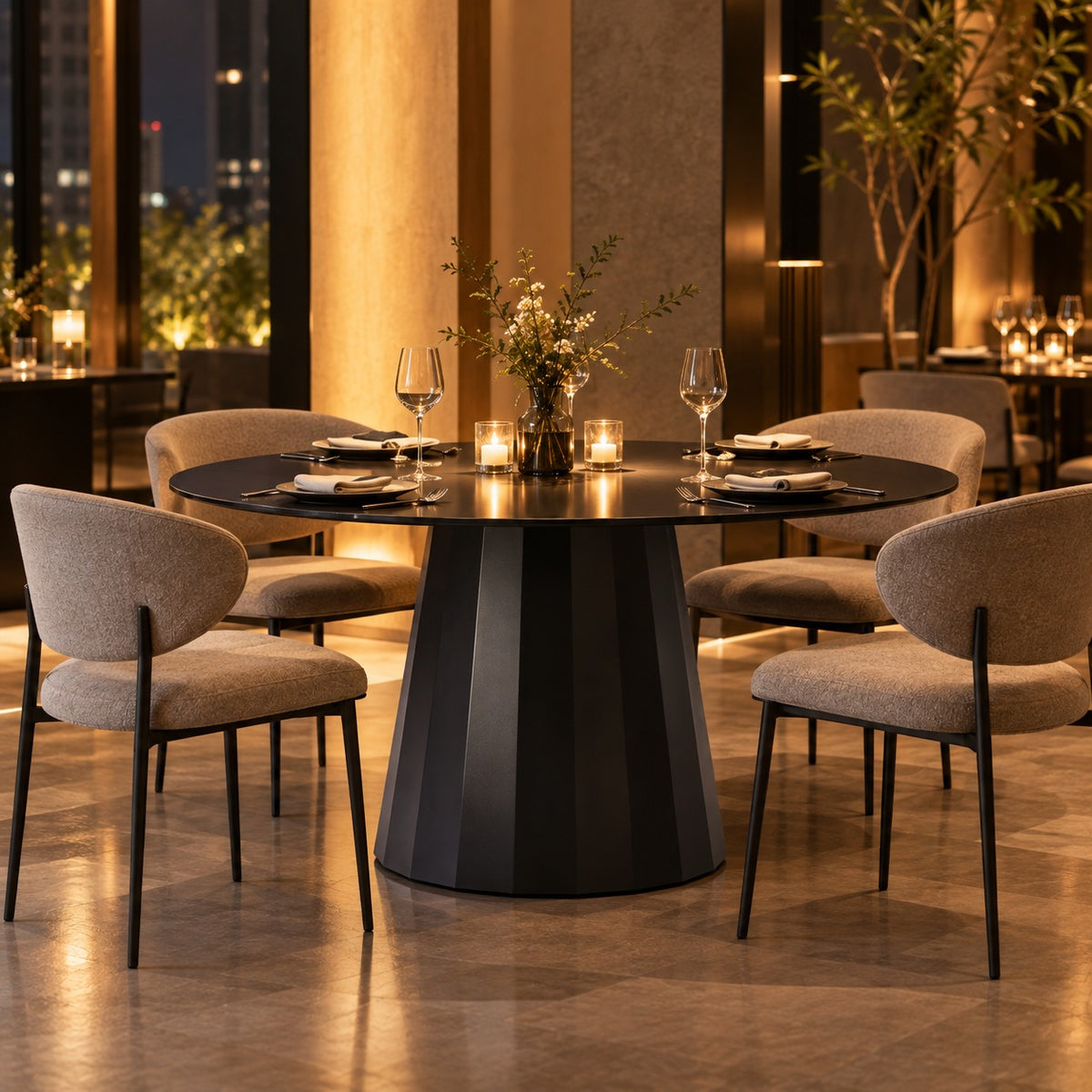 Noir Cone Round Dining Table 使用イメージ（飲食店）