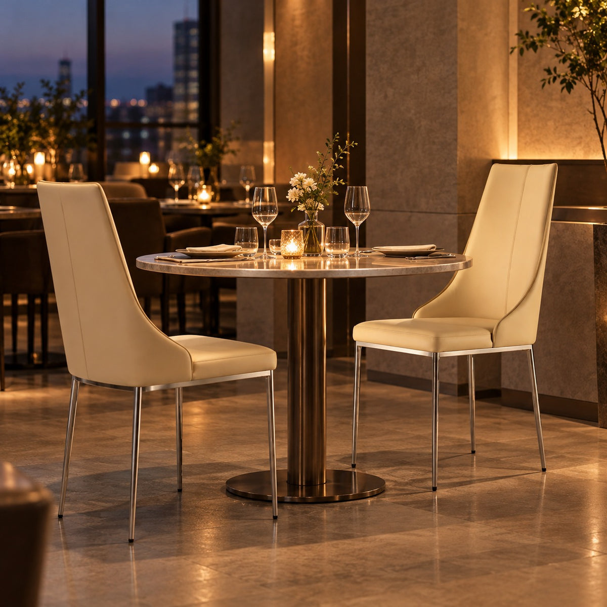 Curve Back Dining Chair 使用イメージ（飲食店）