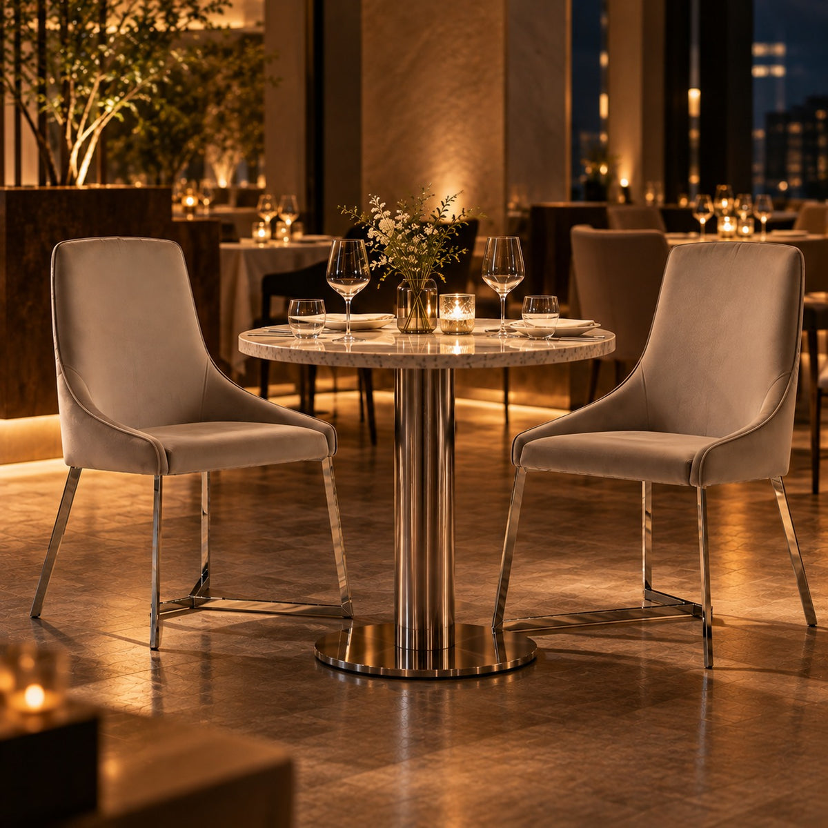 Taper Velvet Dining Chair 使用イメージ（飲食店）