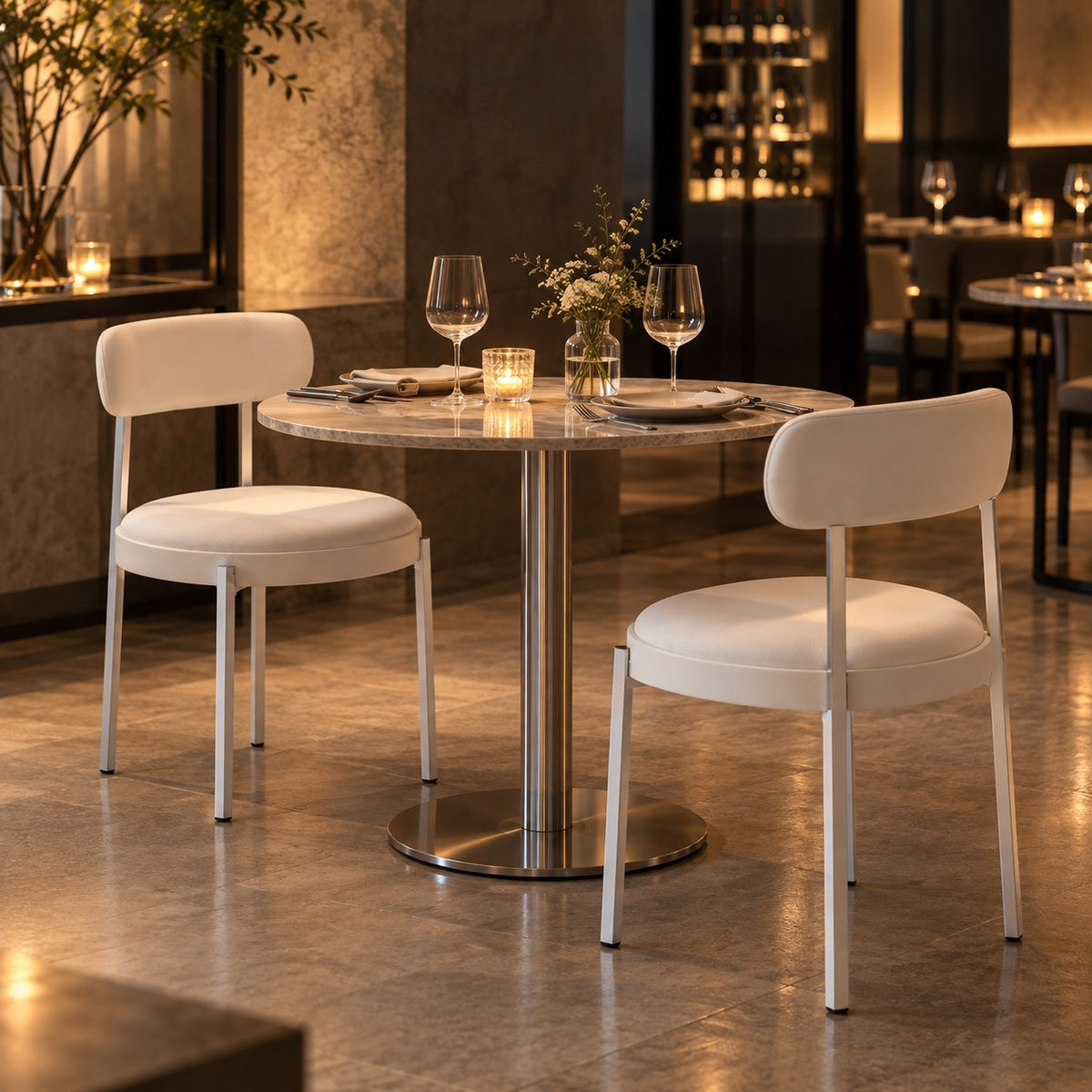 Round Back Dining Chair 使用イメージ（飲食店）