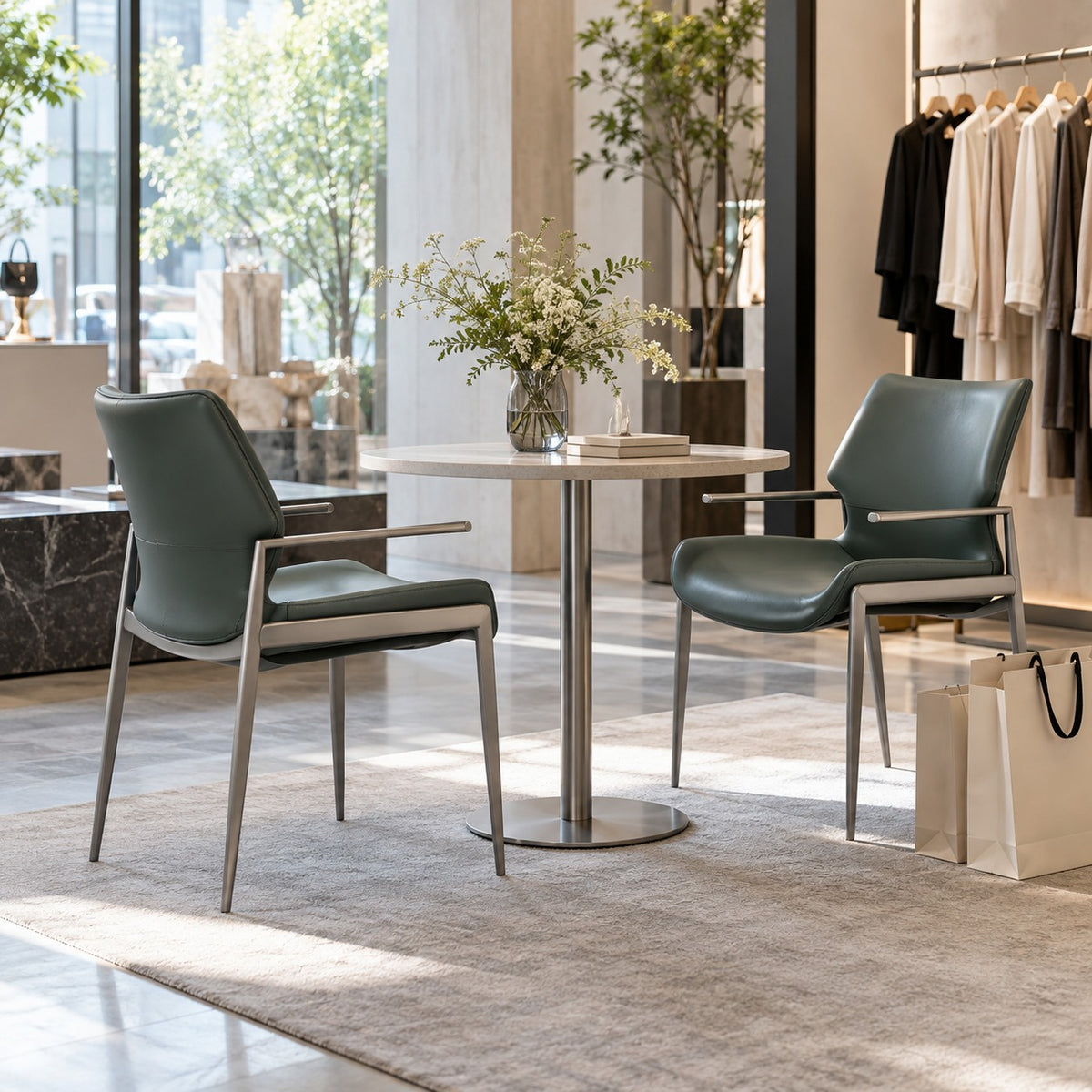 Arm Line Dining Chair 使用イメージ（アパレル店）