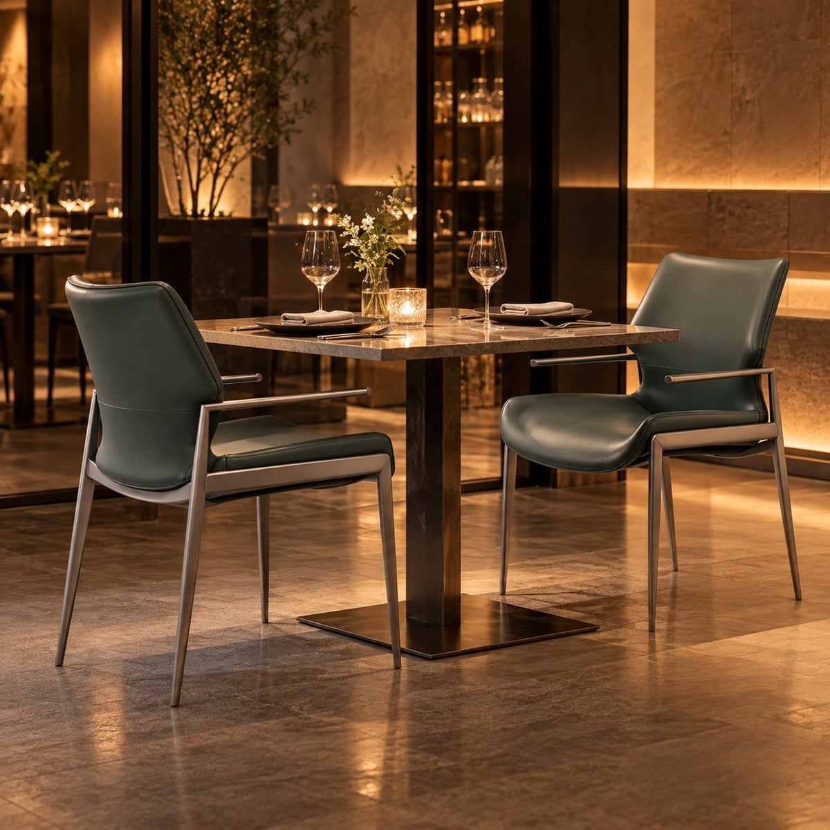 Arm Line Dining Chair 使用イメージ（飲食店）