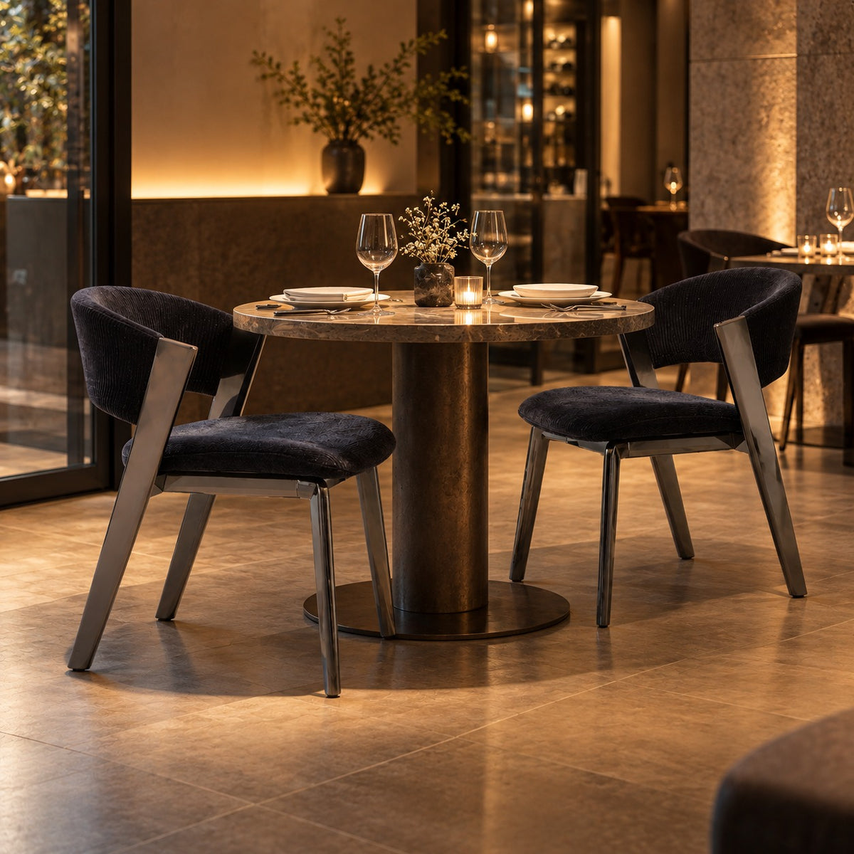 Arc Wrap Dining Chair 使用イメージ（飲食店）