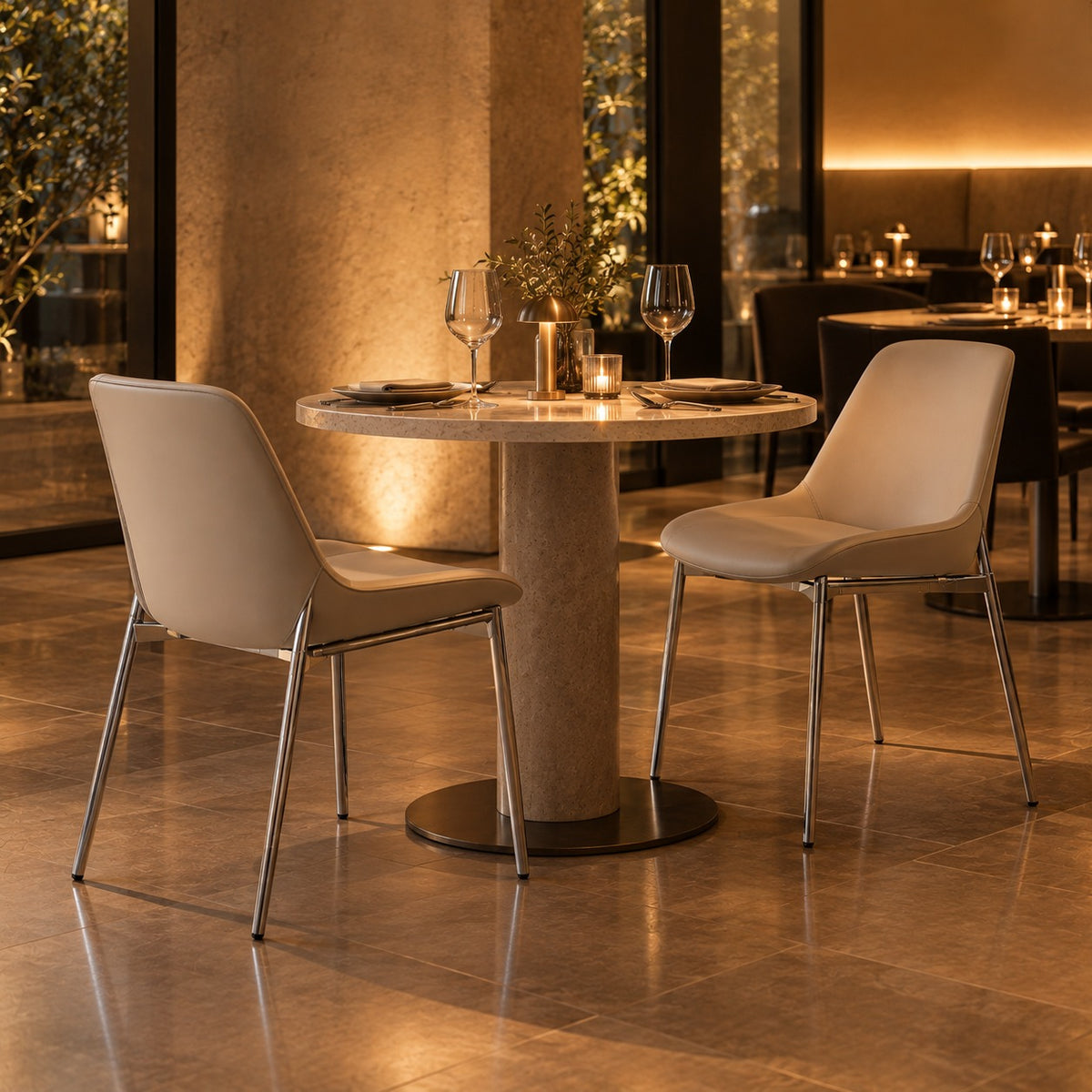 Soft Shell Dining Chair 使用イメージ（飲食店）