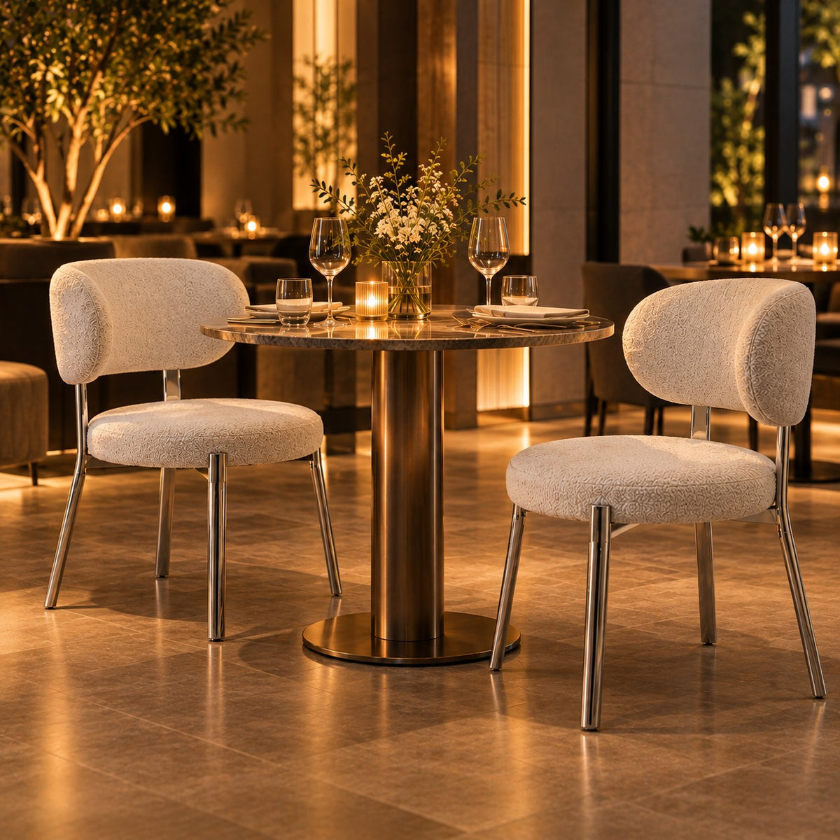 Round Boucle Dining Chair 使用イメージ（飲食店）