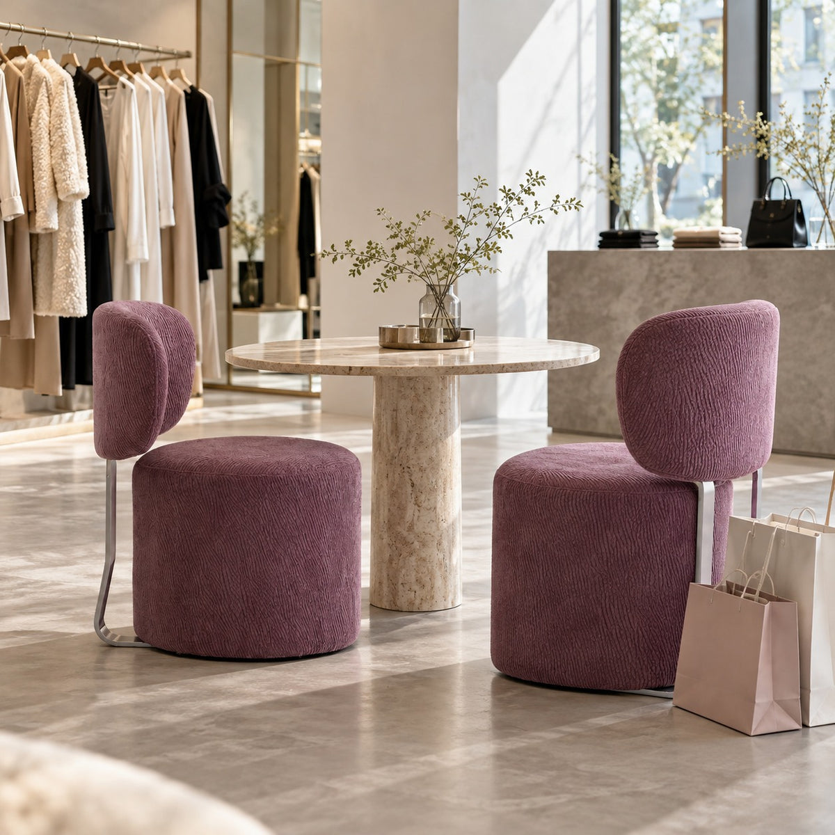 Pouf Back Chair 使用イメージ（アパレル店）