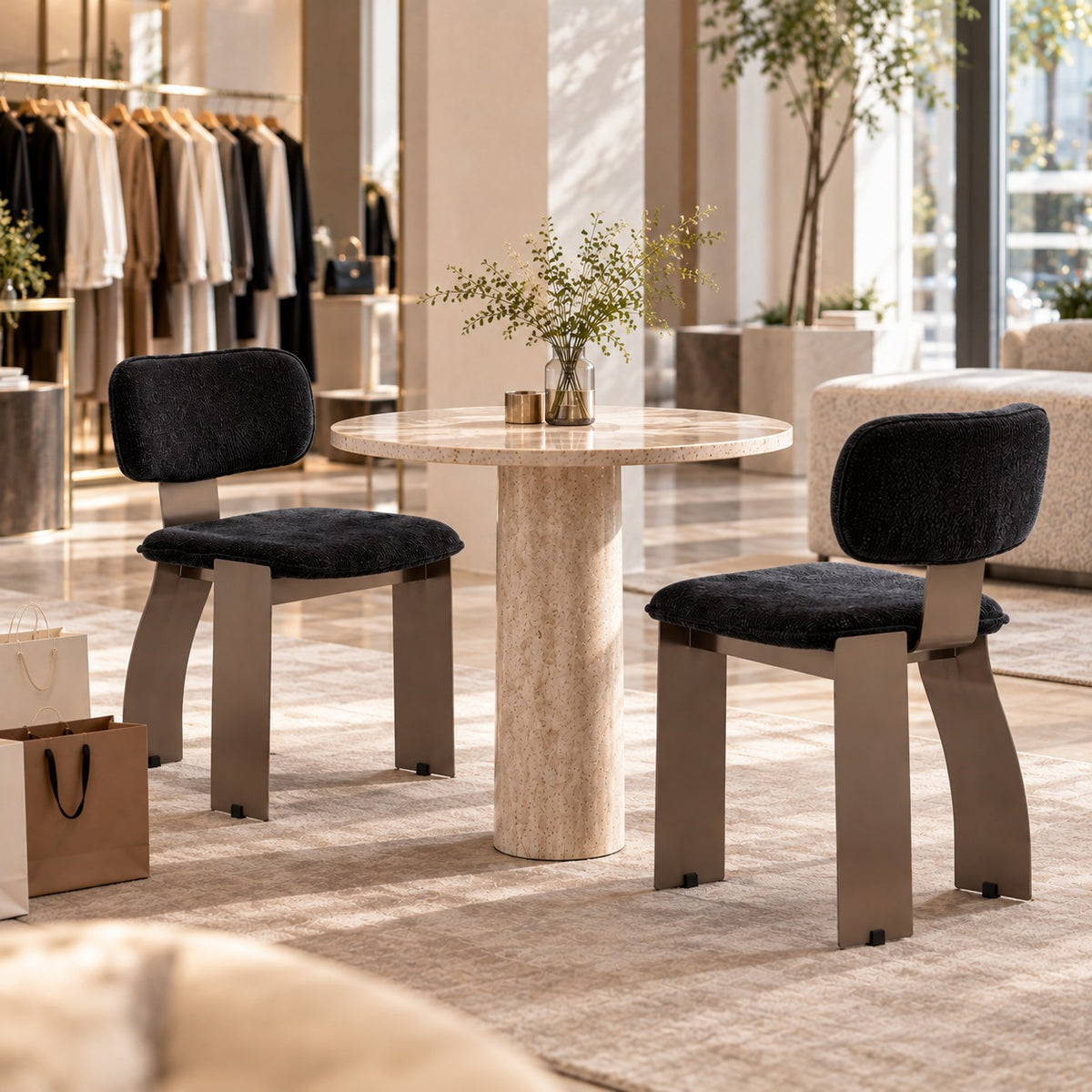 Bronze Slab Dining Chair 使用イメージ（アパレル店）