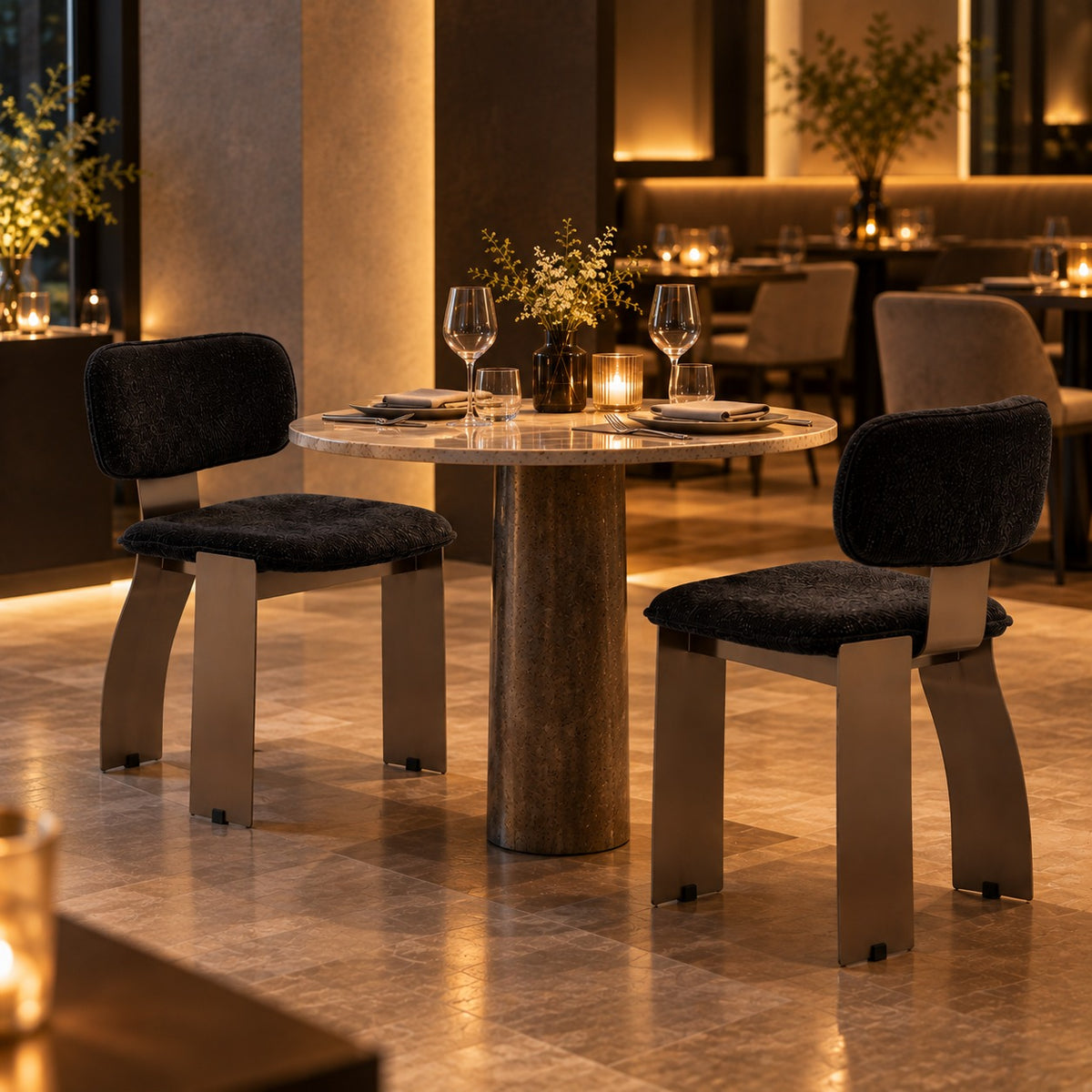 Bronze Slab Dining Chair 使用イメージ（飲食店）