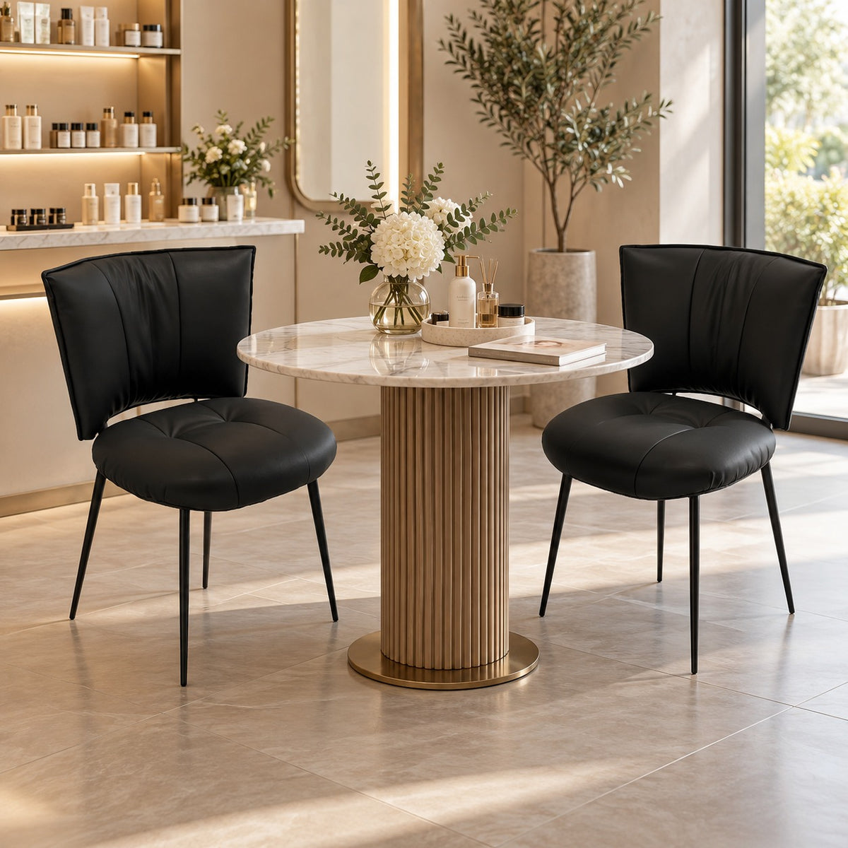 Noir Tufted Dining Chair 使用イメージ（サロン）
