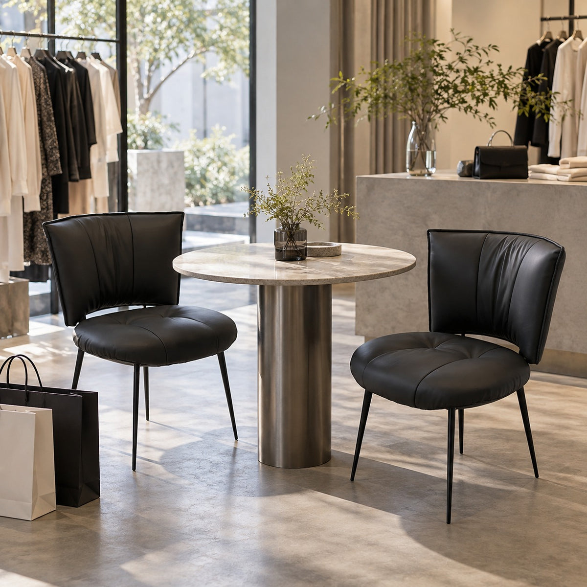 Noir Tufted Dining Chair 使用イメージ（アパレル店）