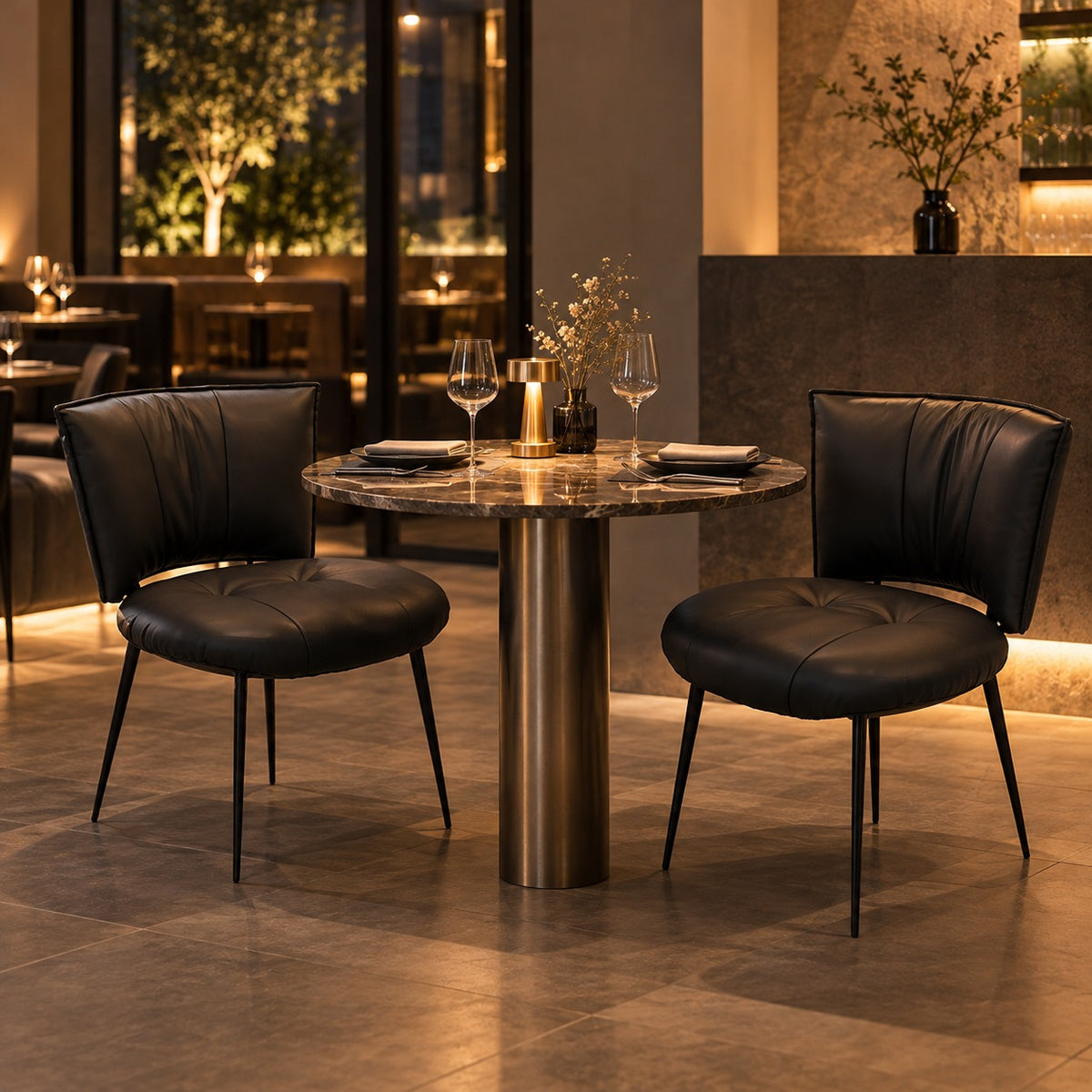 Noir Tufted Dining Chair 使用イメージ（飲食店）
