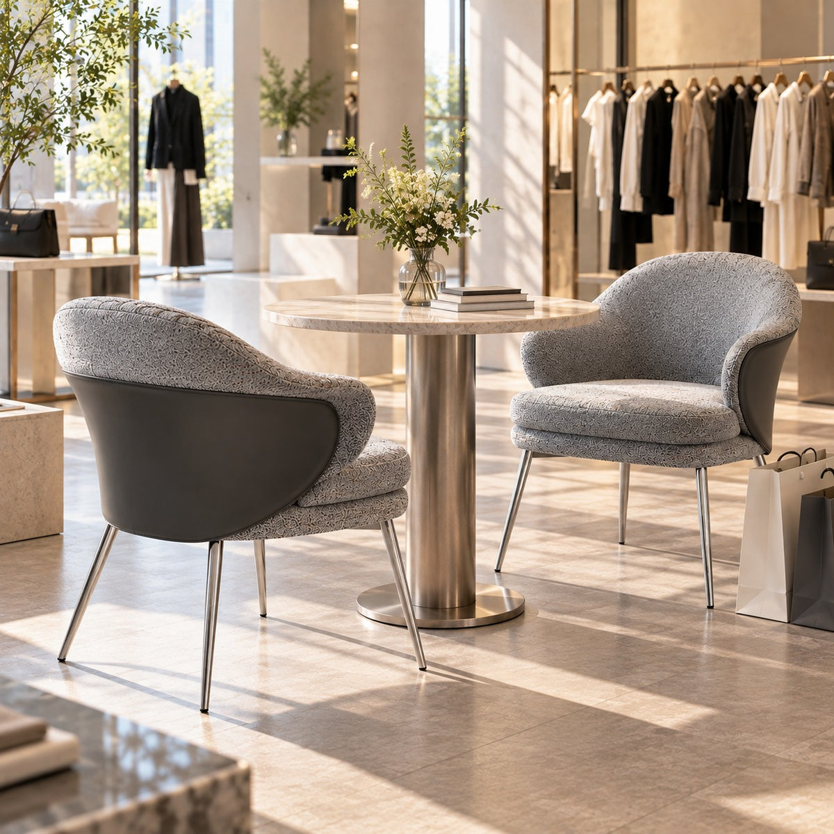 Hug Arm Dining Chair 使用イメージ（アパレル店）