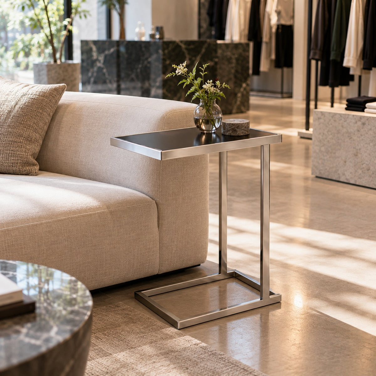 C-Frame Sofa Side Table 使用イメージ（アパレル店）