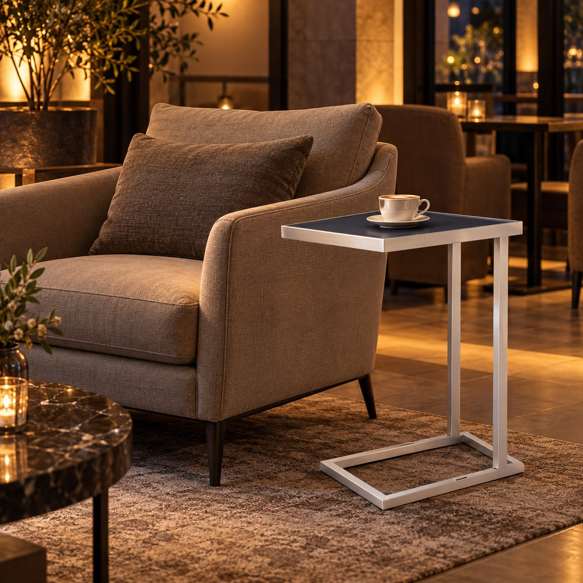 C-Frame Sofa Side Table 使用イメージ（飲食店）