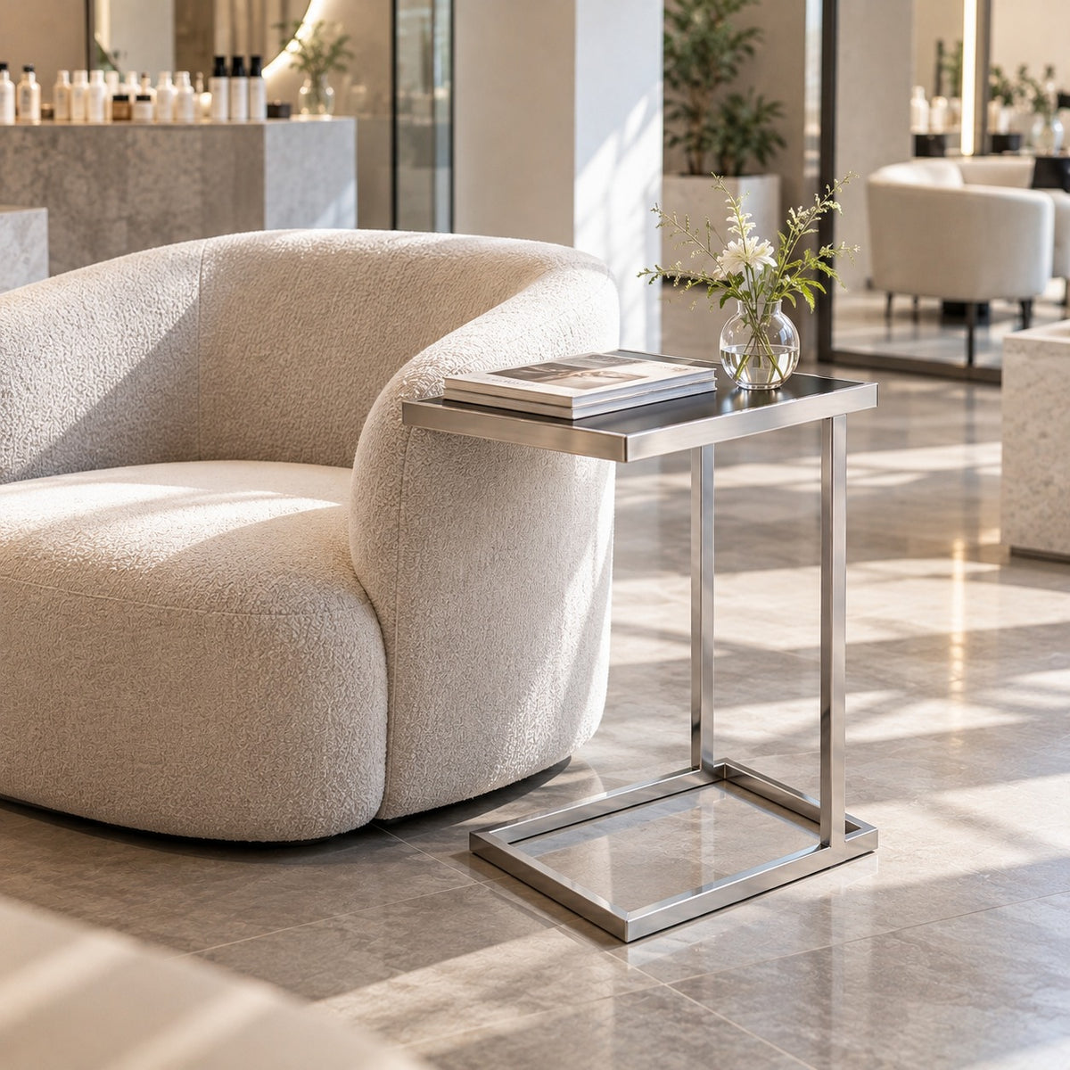 C-Frame Sofa Side Table 使用イメージ（サロン）