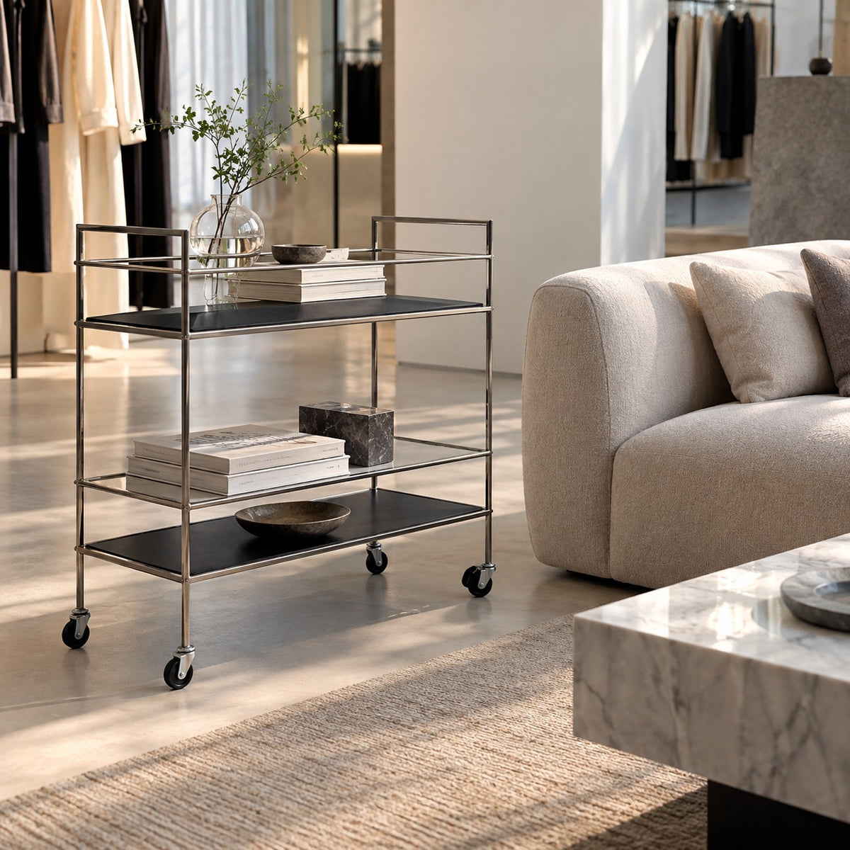 Tri Deck Serving Cart 使用イメージ（アパレル店）