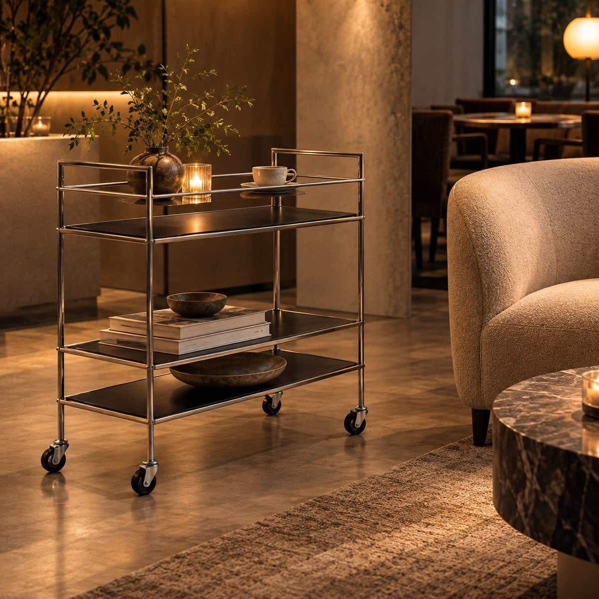 Tri Deck Serving Cart 使用イメージ（飲食店）