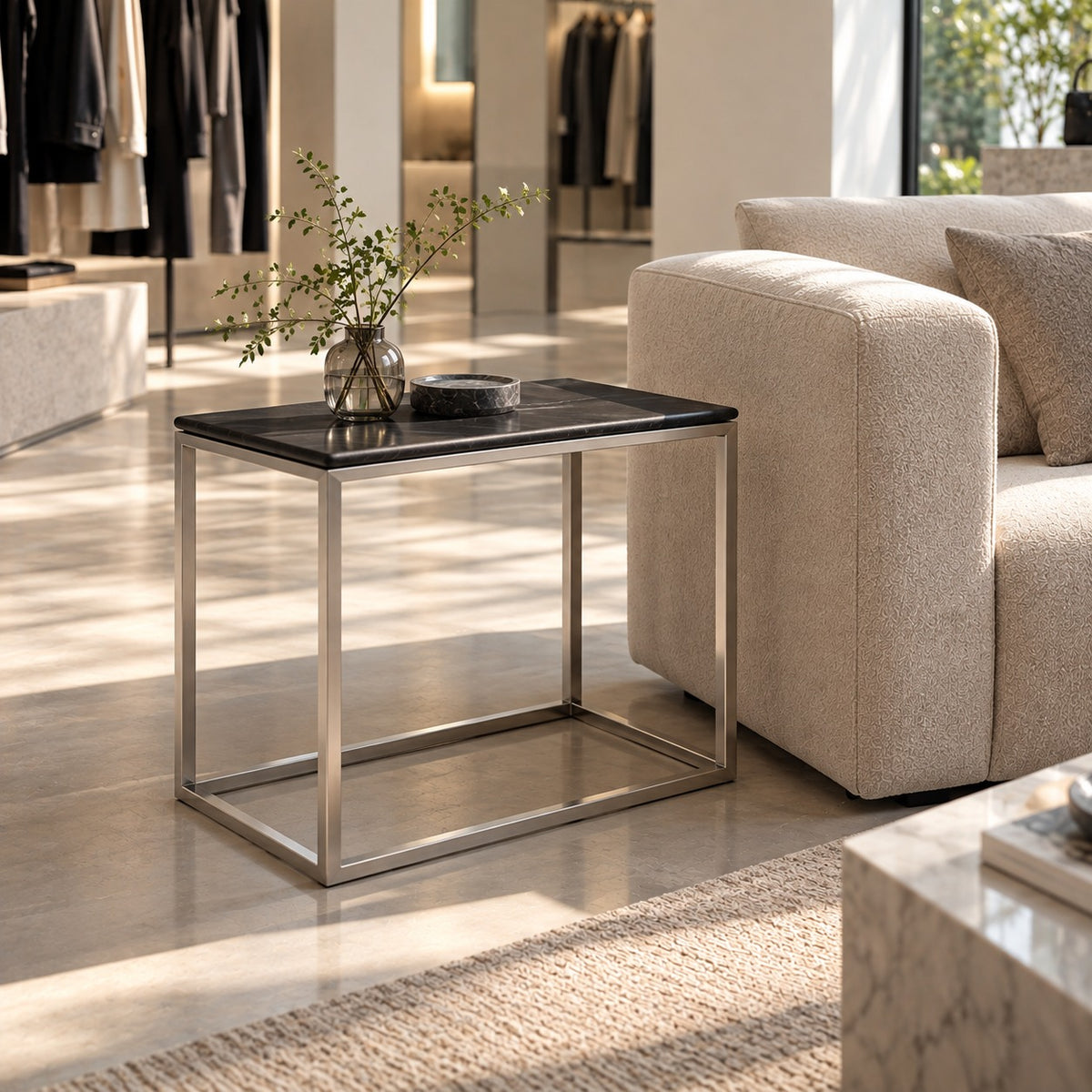 Marble Box Side Table 使用イメージ（アパレル店）