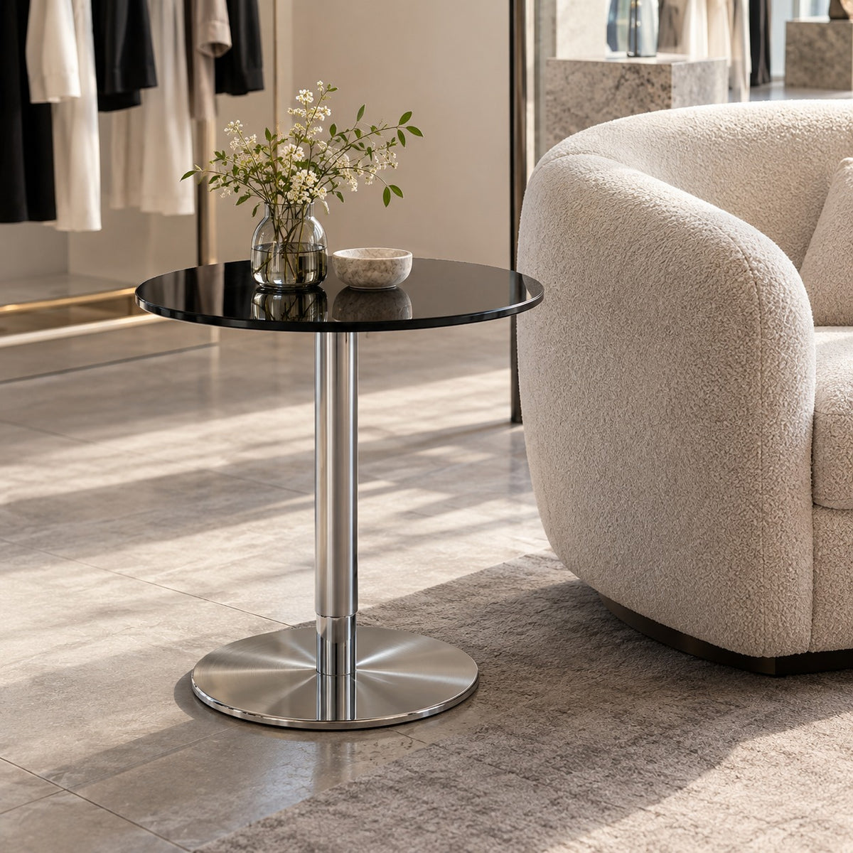 Lift Round Side Table 使用イメージ（アパレル店）