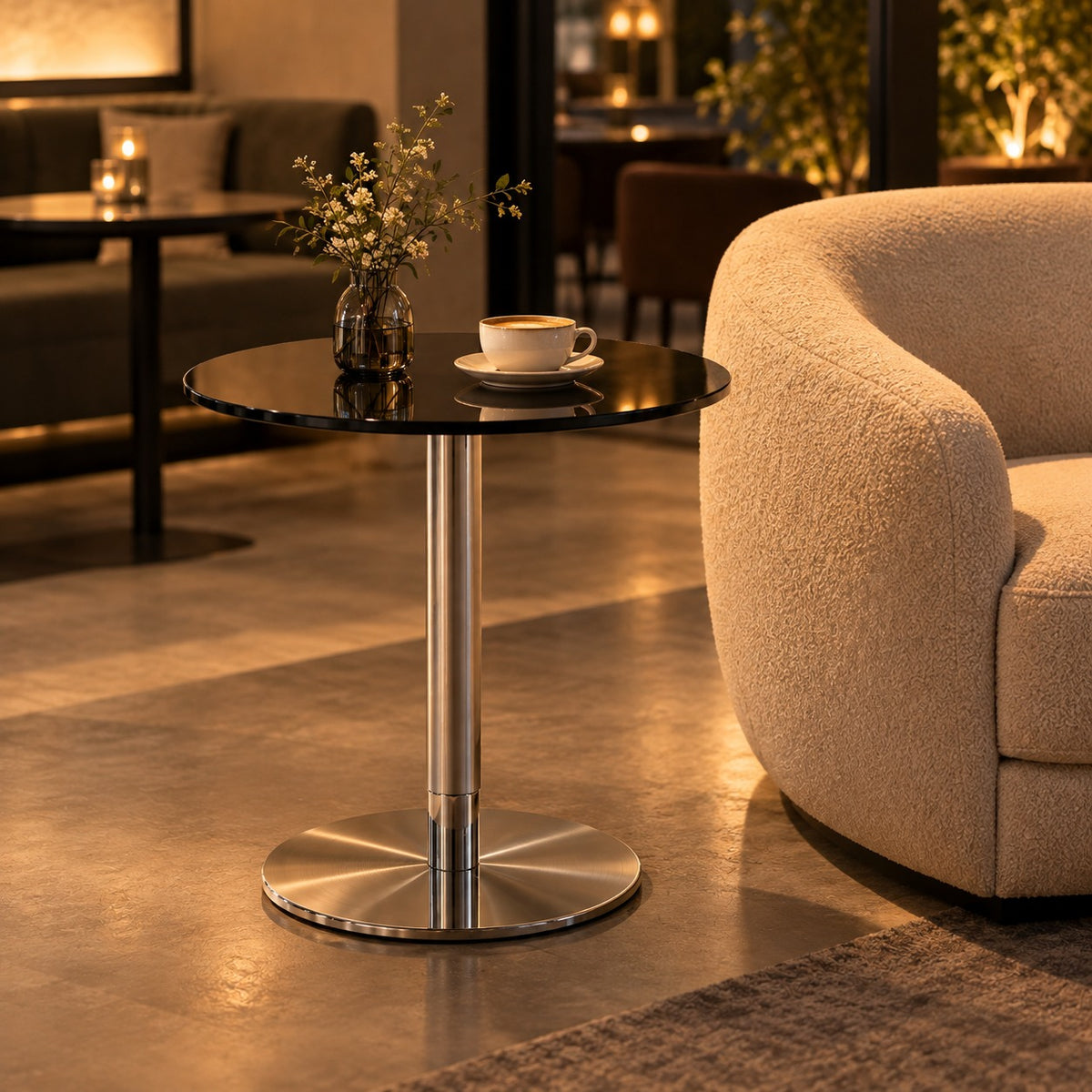 Lift Round Side Table 使用イメージ（飲食店）