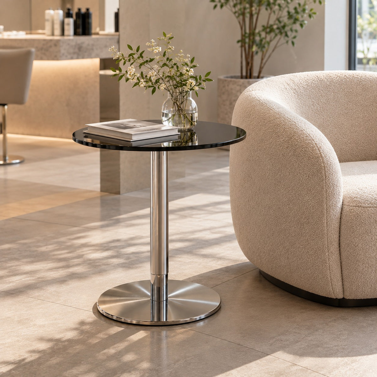 Lift Round Side Table 使用イメージ（サロン）