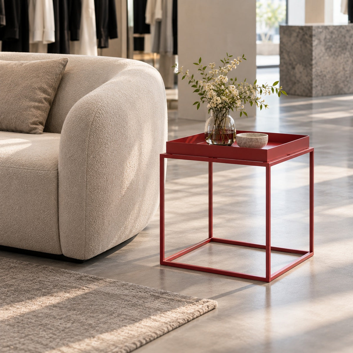 Tray Cube Side Table 使用イメージ（アパレル店）