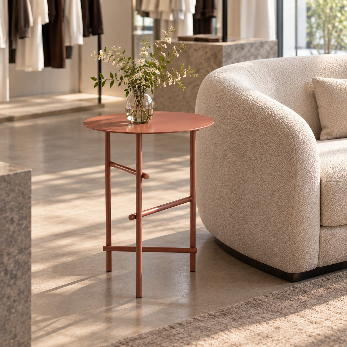 Tilt Leg Side Table 使用イメージ（アパレル店）
