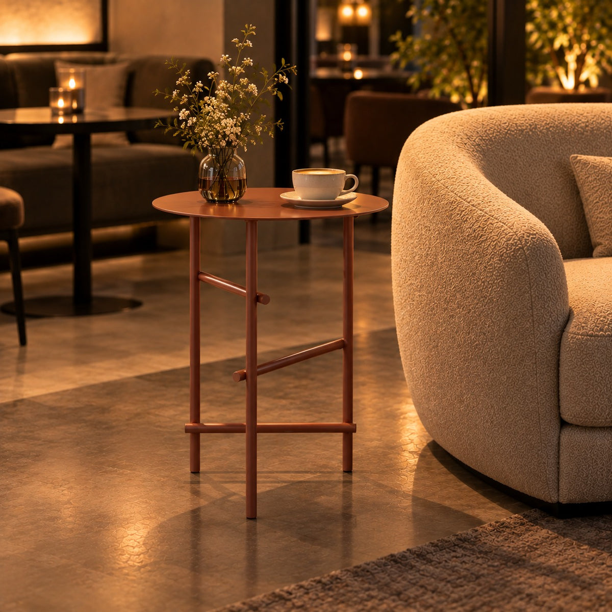 Tilt Leg Side Table 使用イメージ（飲食店）