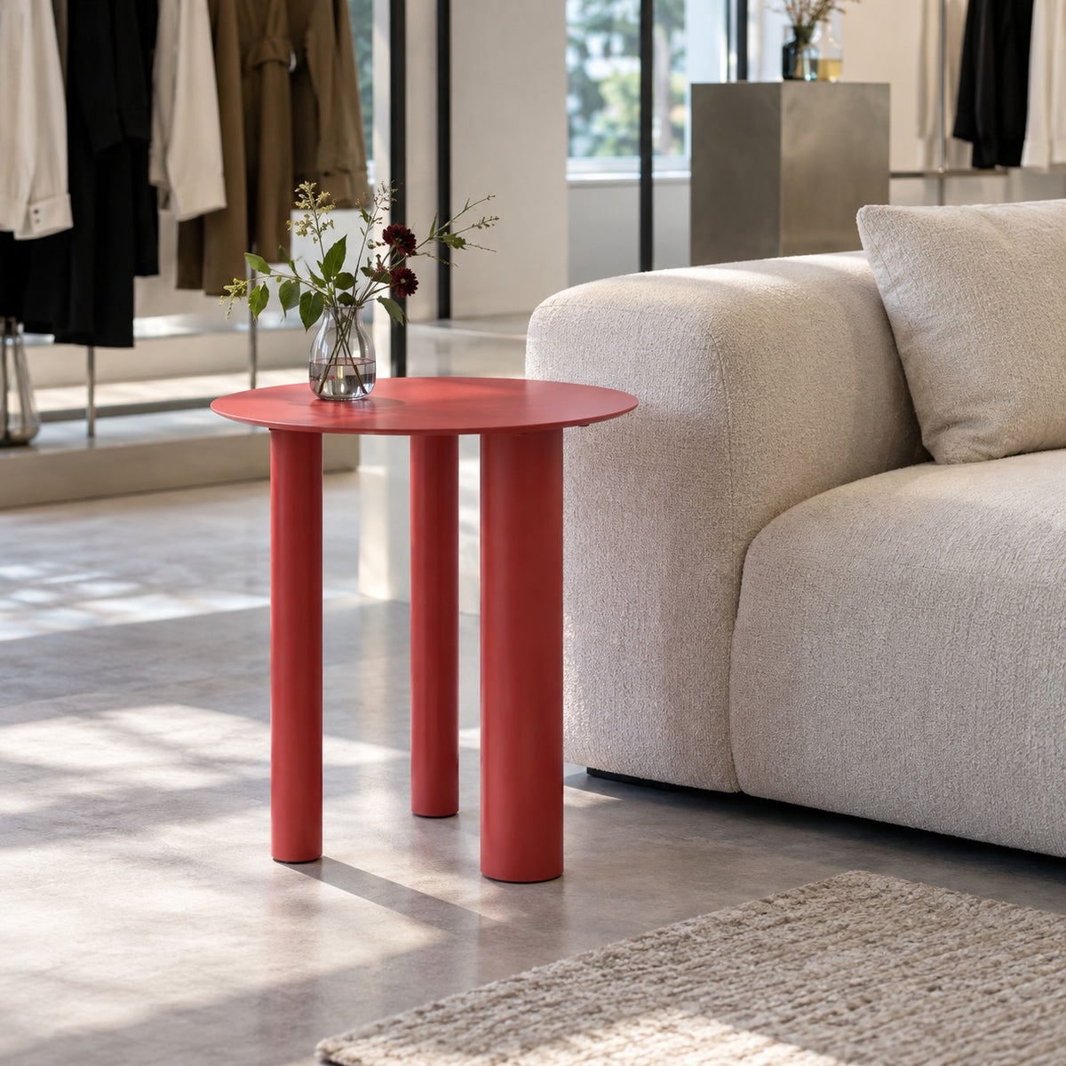 Trio Column Side Table 使用イメージ（アパレル店）