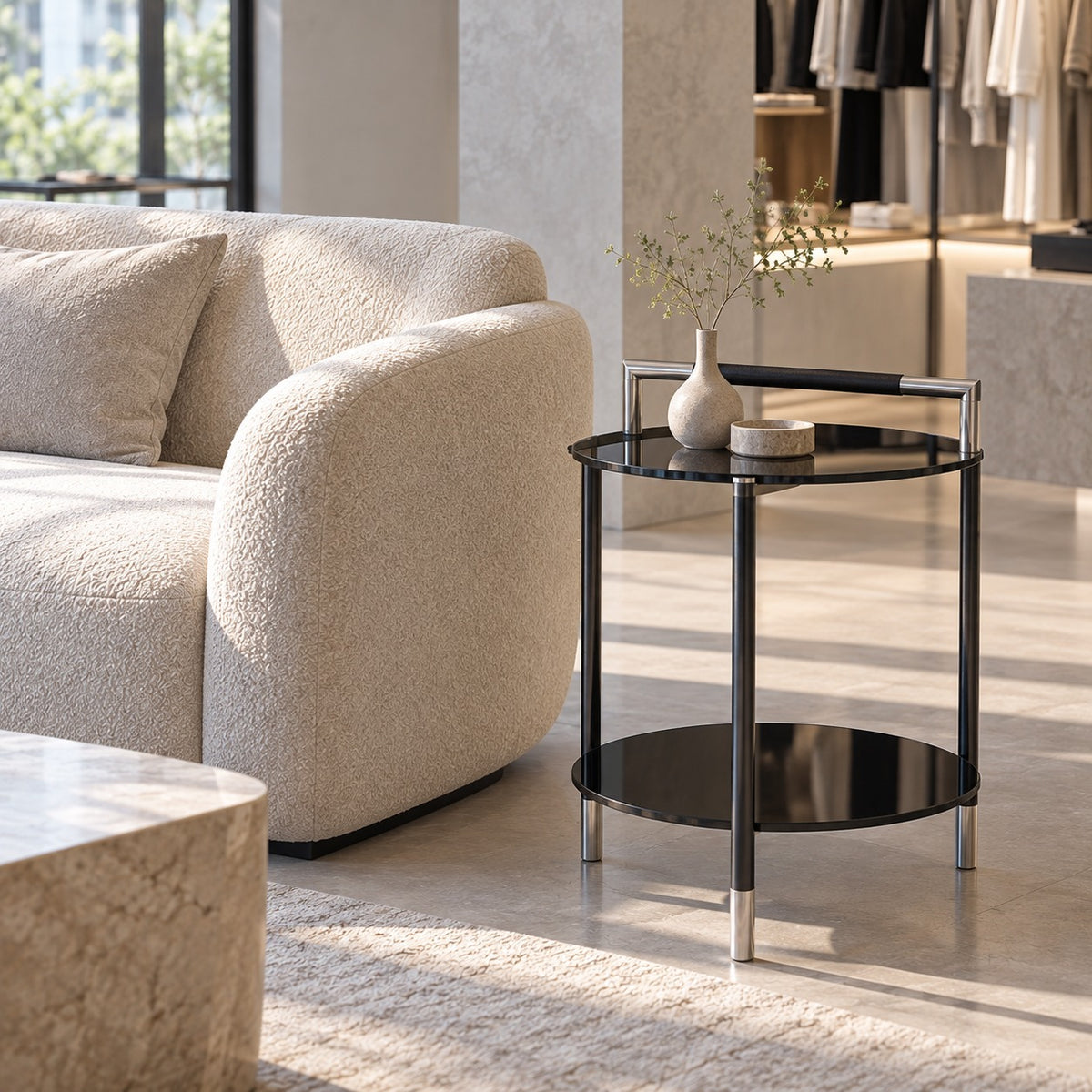 Handle Two-Tier Side Table 使用イメージ（アパレル店）