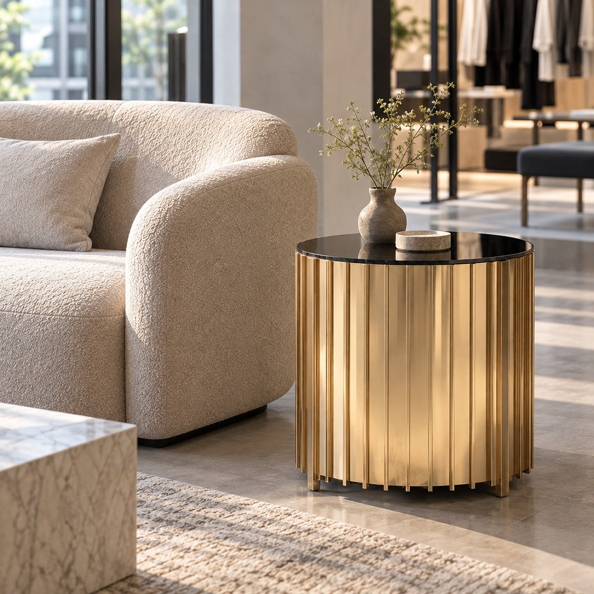 Gold Fluted Drum Side Table 使用イメージ（アパレル店）