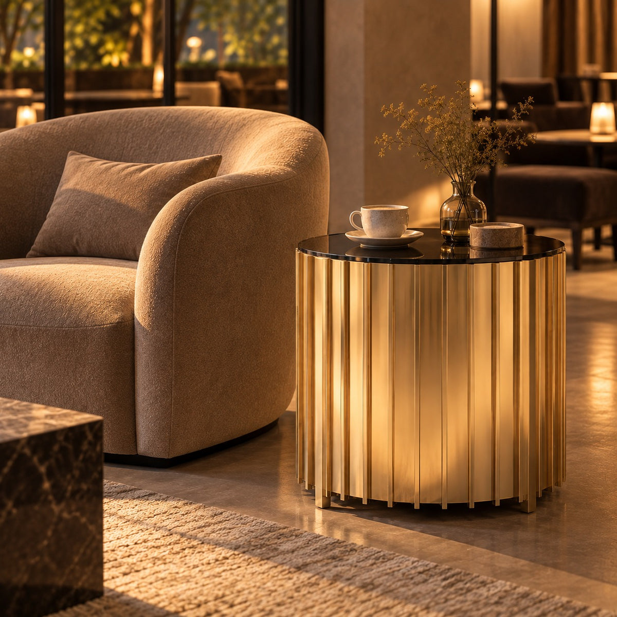 Gold Fluted Drum Side Table 使用イメージ（飲食店）