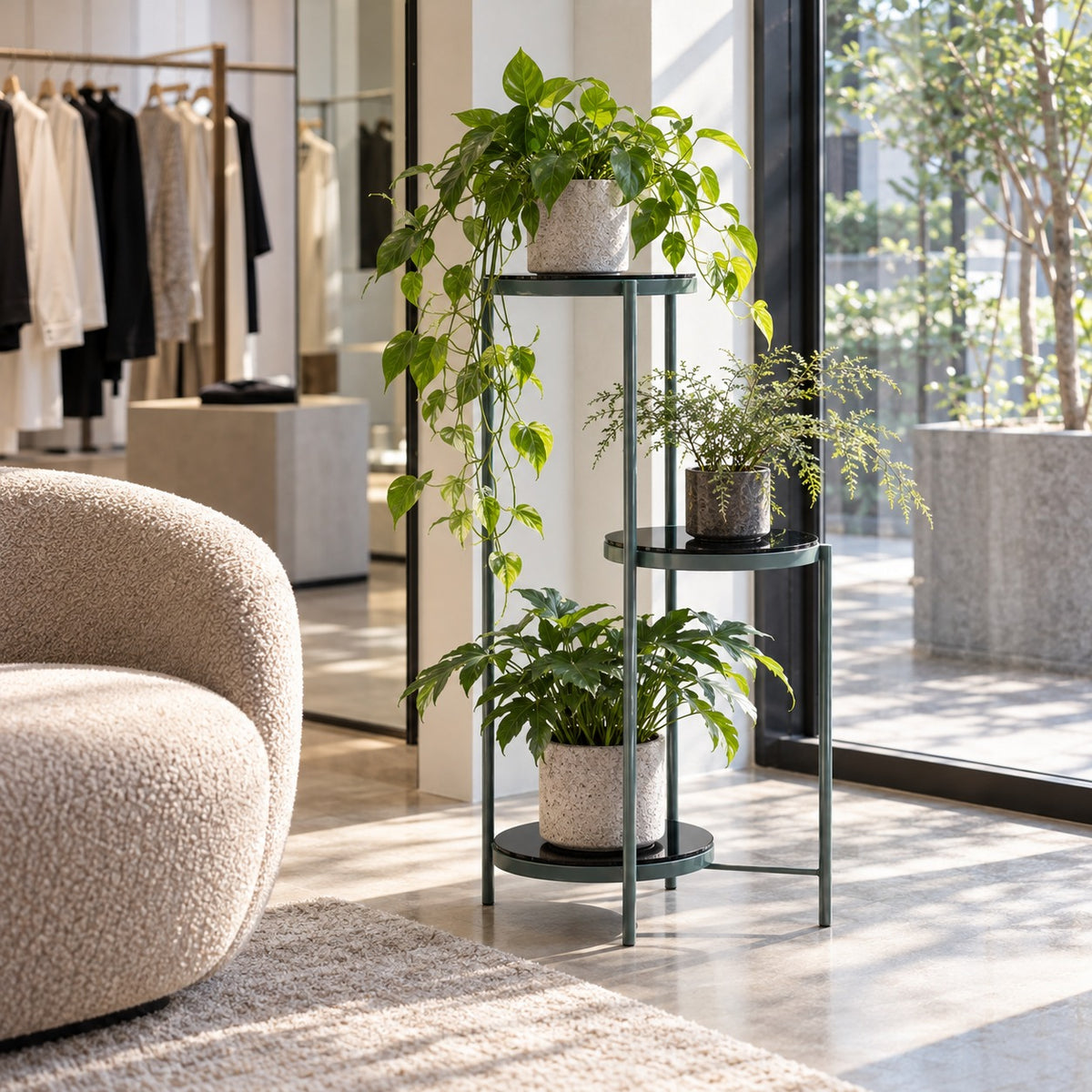 Tri Level Plant Stand 使用イメージ（アパレル店）