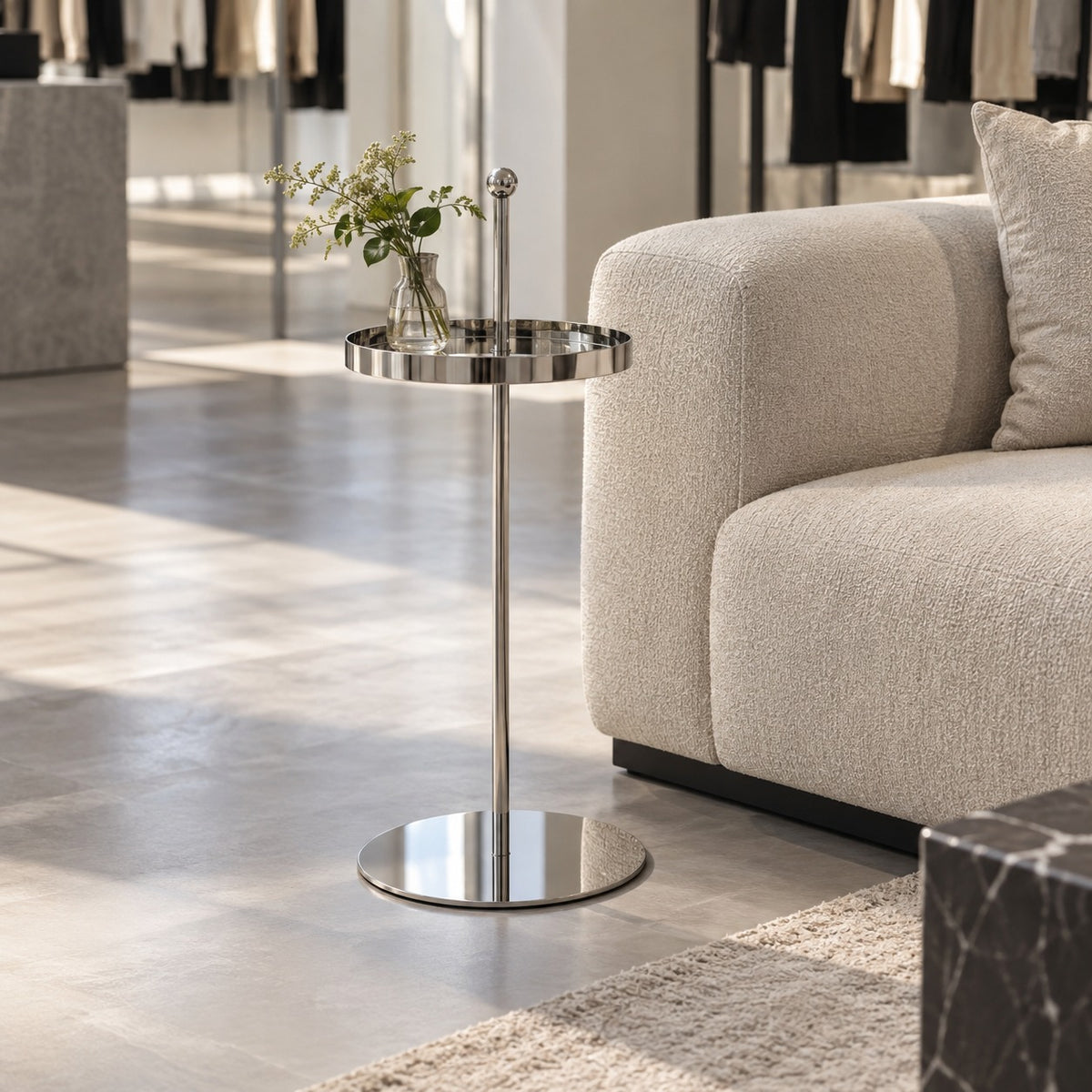Pole Tray Side Table 使用イメージ（アパレル店）