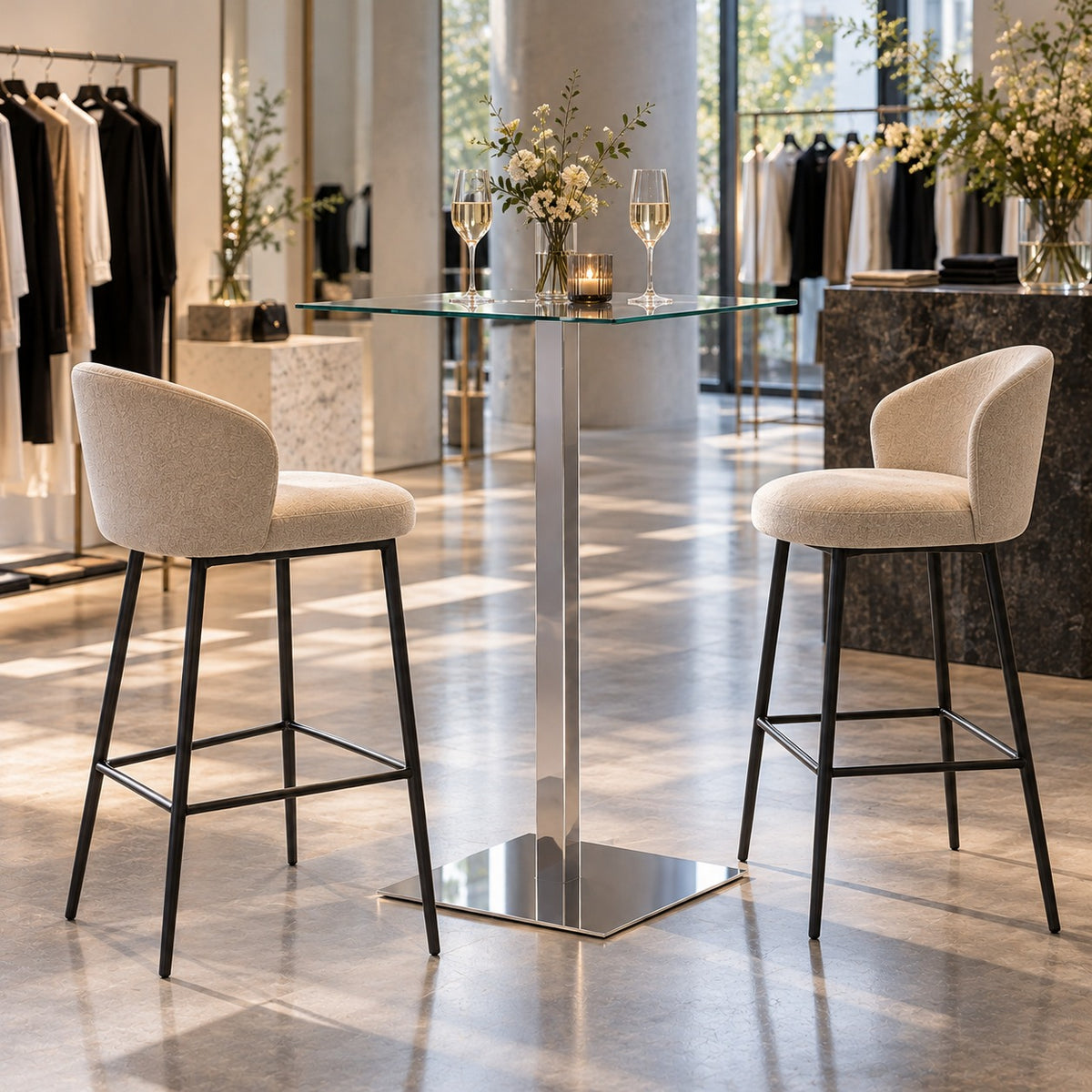 Square Glass Bar Table 使用イメージ（アパレル店）