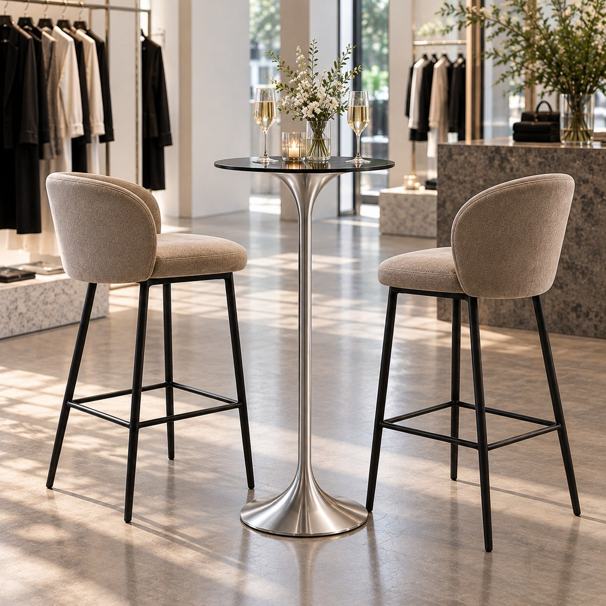 Tulip Bar Table 使用イメージ（アパレル店）