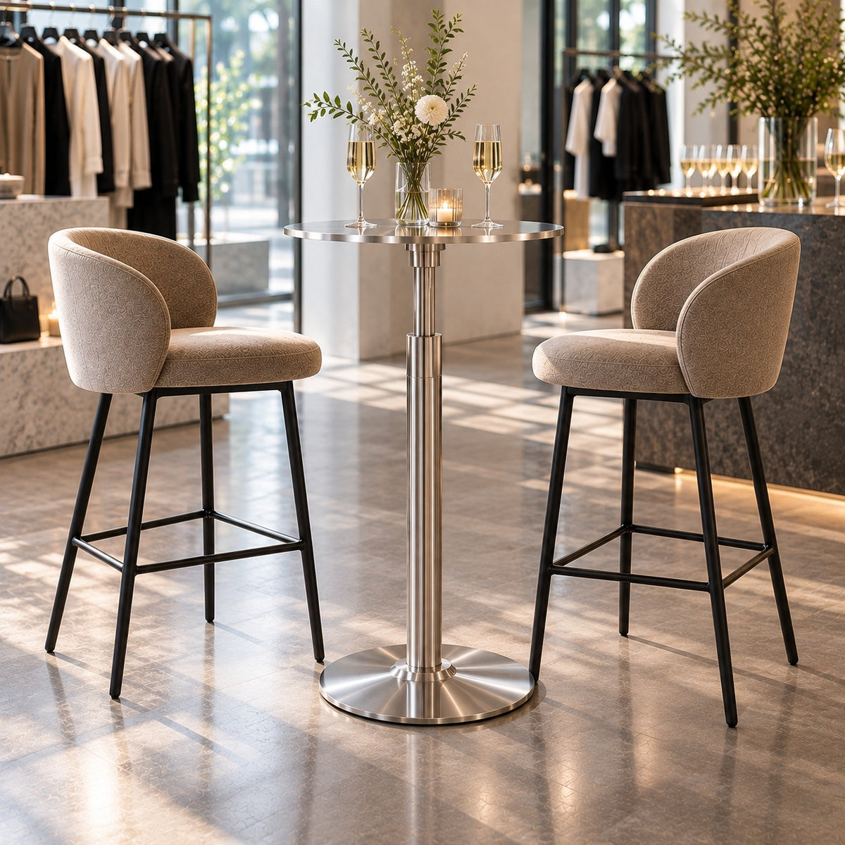 Lift Bar Table 使用イメージ（アパレル店）